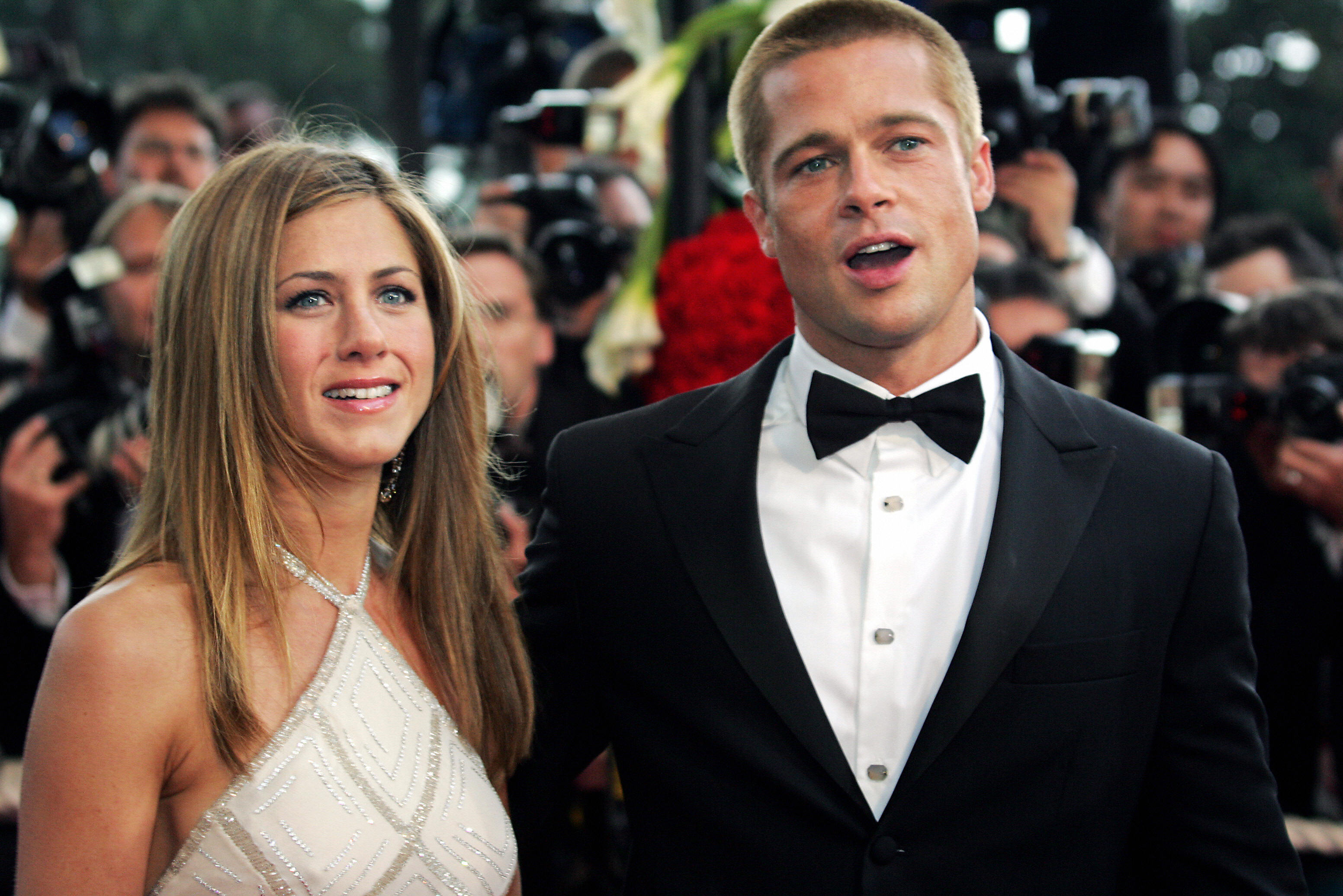 Jennifer Aniston et Brad Pitt font leur apparition sous les flashs des appareils photo, les lumières éclatantes du festival et une foule de photographes lors de leur arrivée très médiatisée au Festival de Cannes.