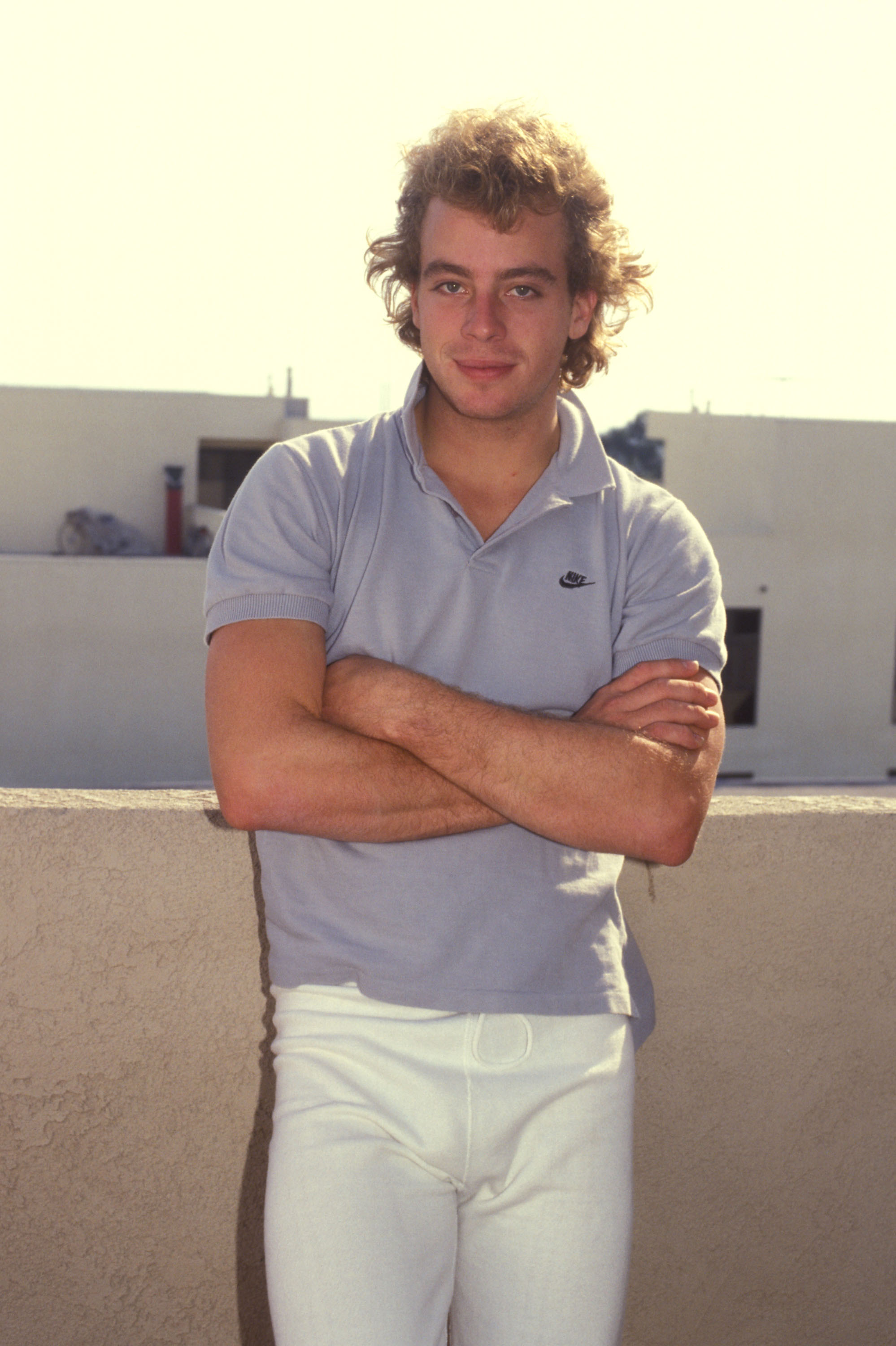 Le célèbre acteur/chanteur lors d'une séance photo à Los Angeles, en Californie, en 1983. | Source : Getty Images