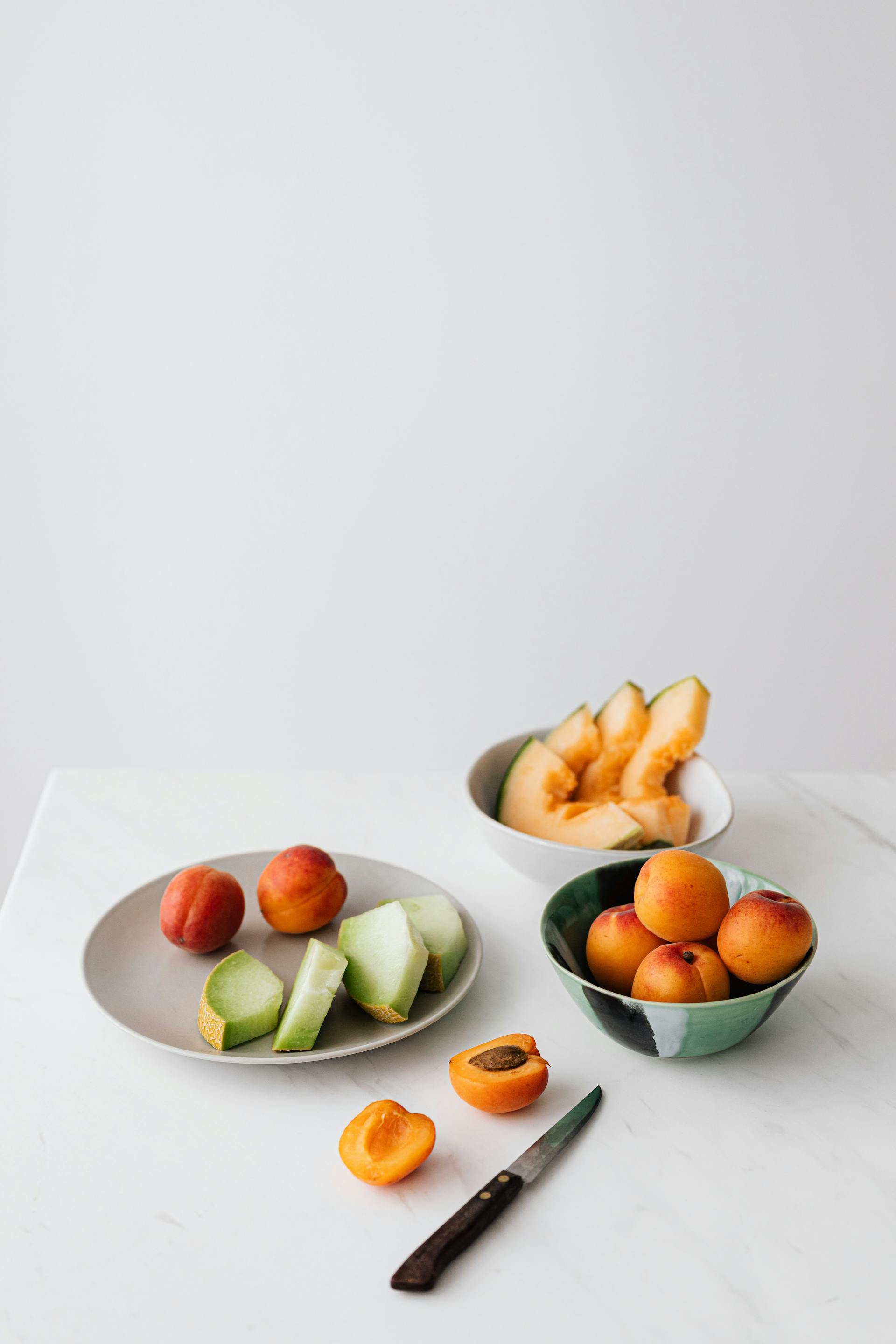 Une sélection de fruits tranchés | Source : Pexels