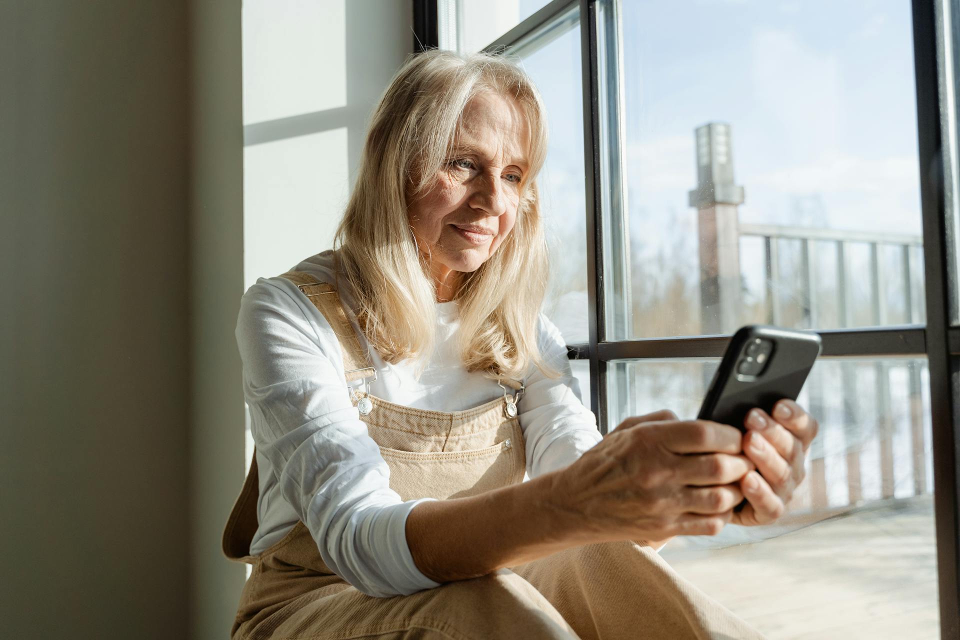 Femme âgée utilisant un téléphone | Source : Pexels