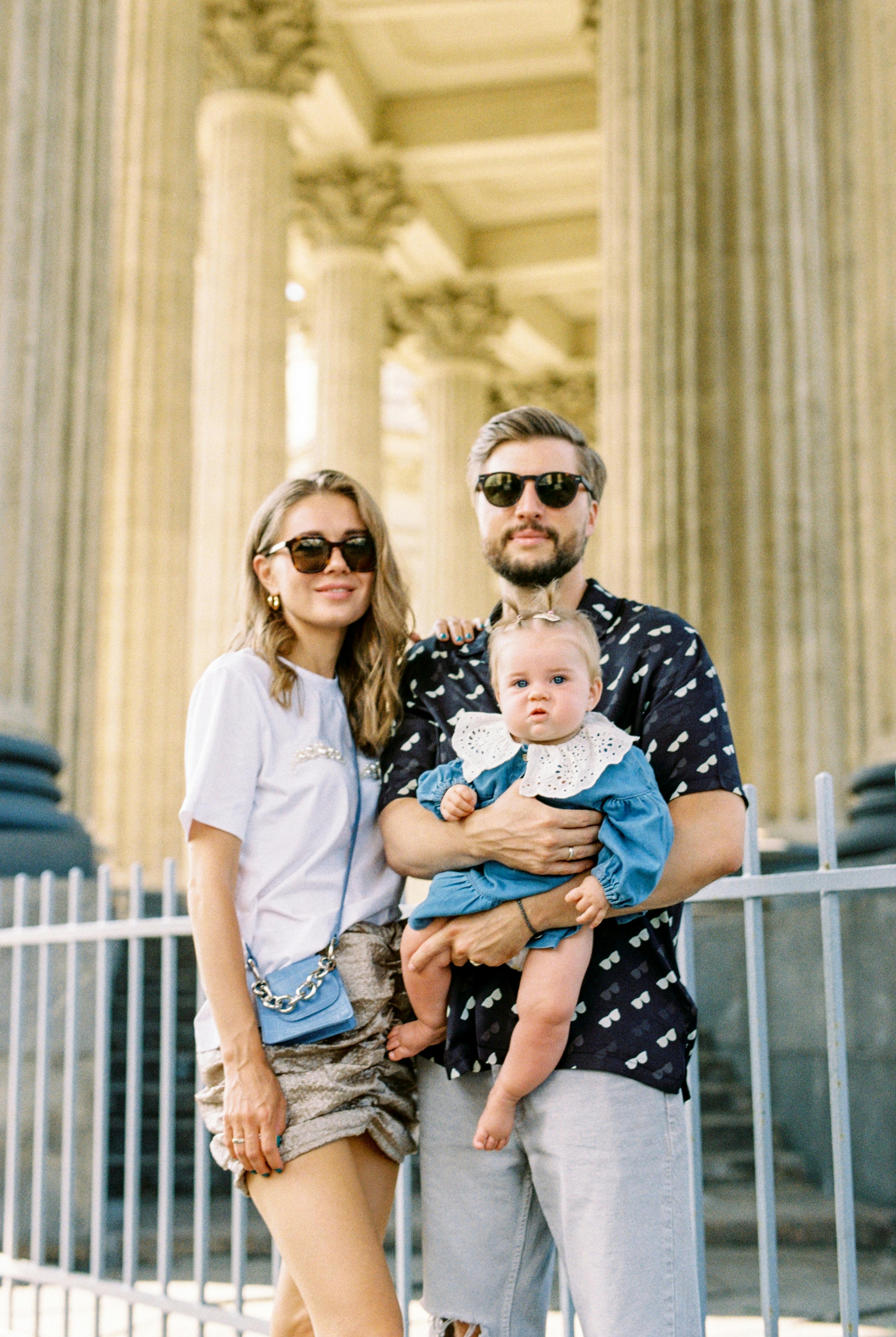 Un jeune couple avec son enfant | Source : Pexels