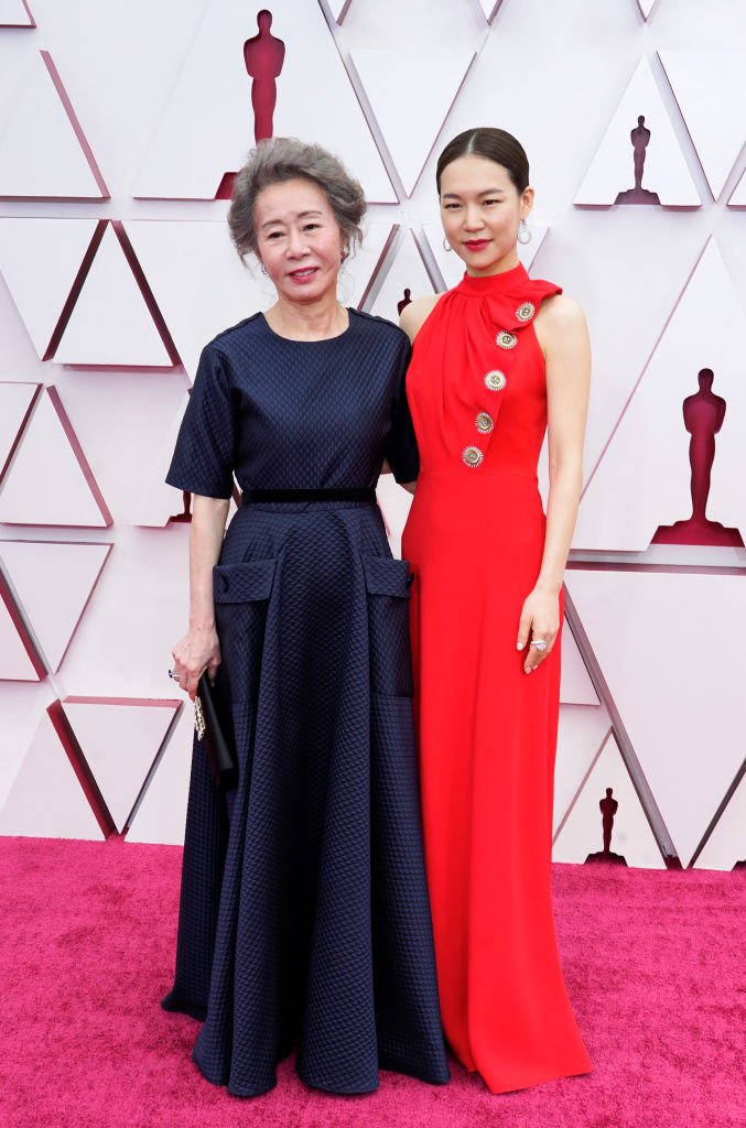 Youn Yuh-jung et Han Ye-ri assistent à la 93e cérémonie des Oscars à Union Station le 25 avril 2021 à Los Angeles, Californie. | Photo : Getty Images