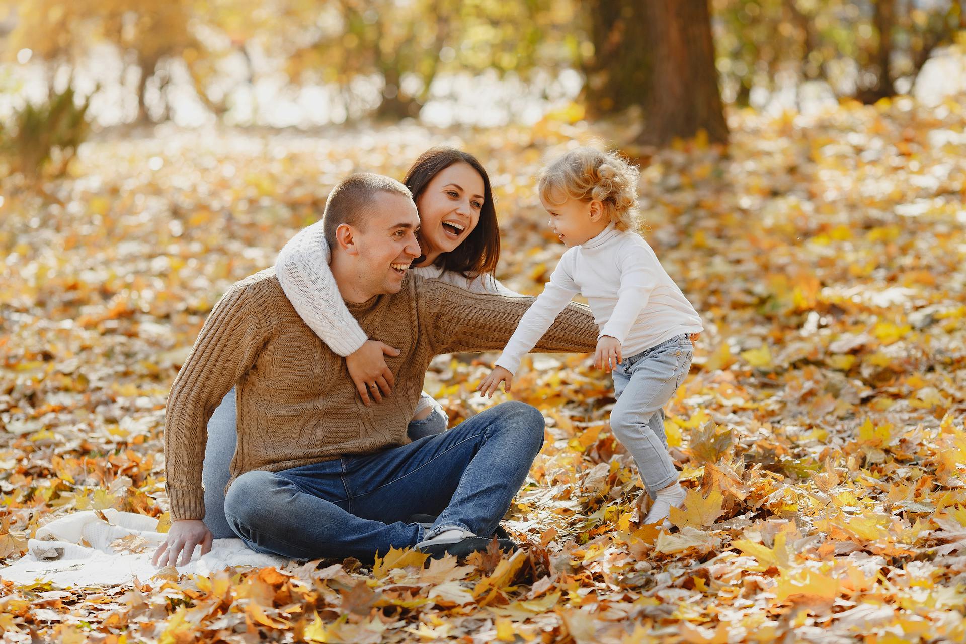 Un couple s'amusant dans le parc avec leur petite fille | Source : Pexels