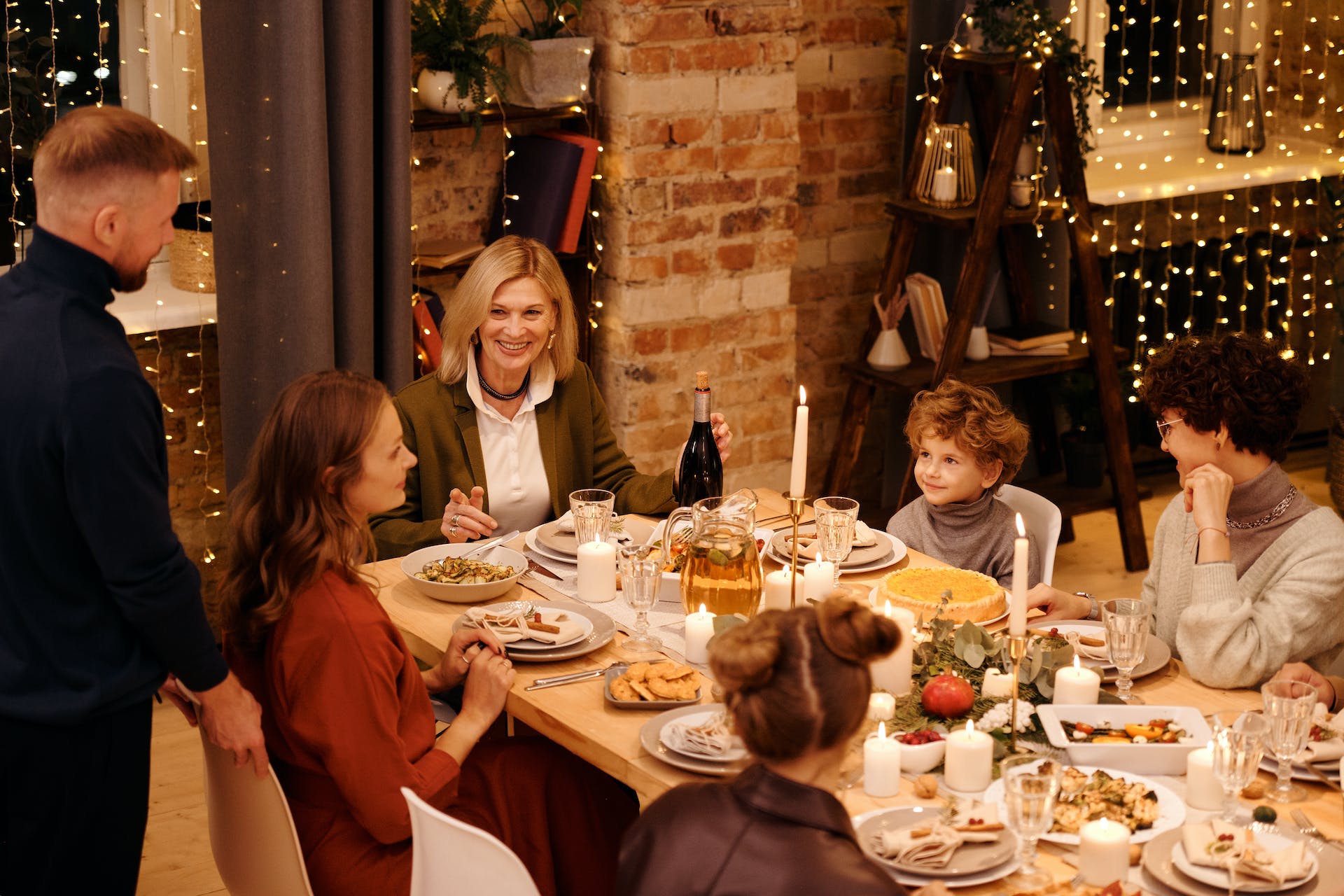 Les membres de la famille réunis pour le repas de Noël | Source : Pexels