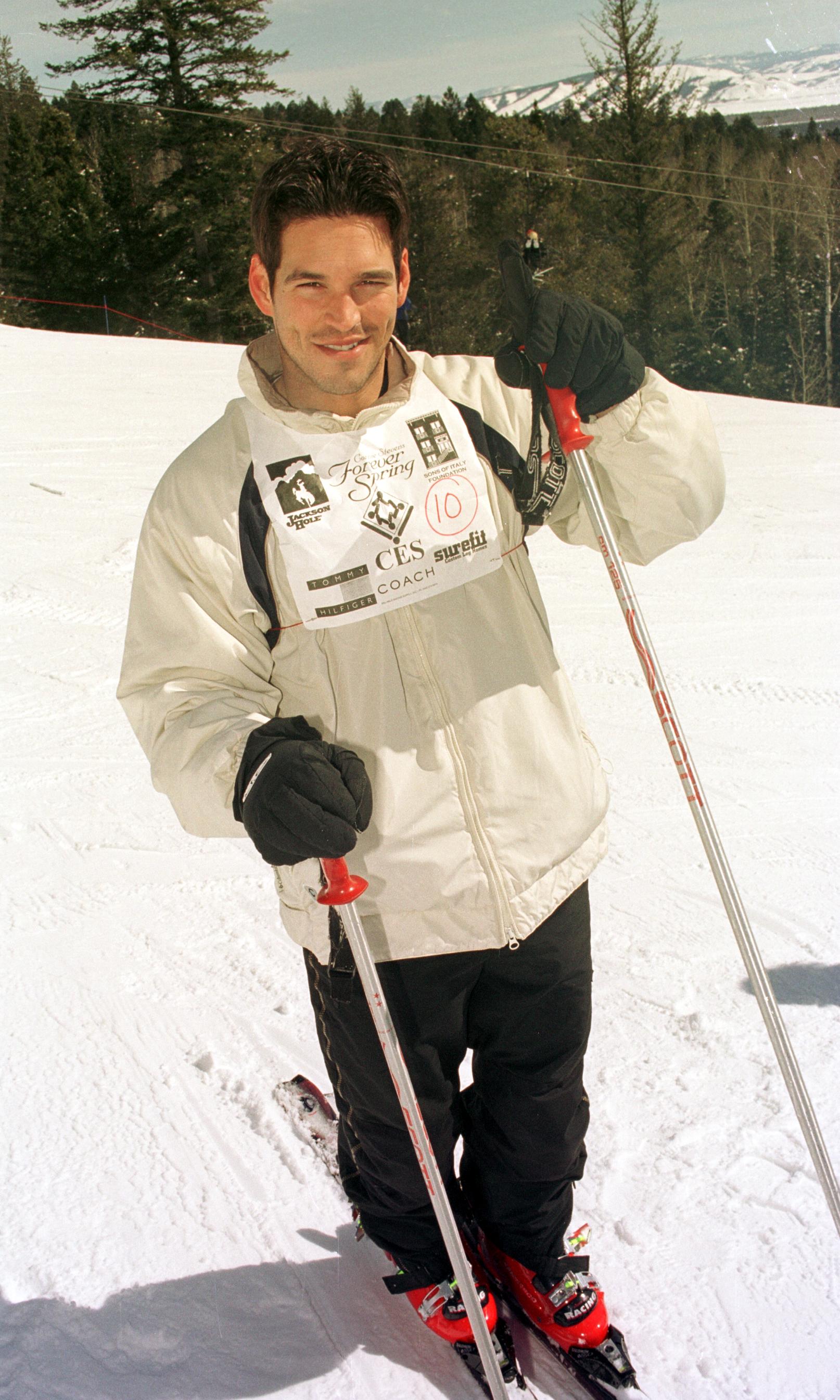 Le célèbre acteur photographié en train de skier en 1999. | Source : Getty Images