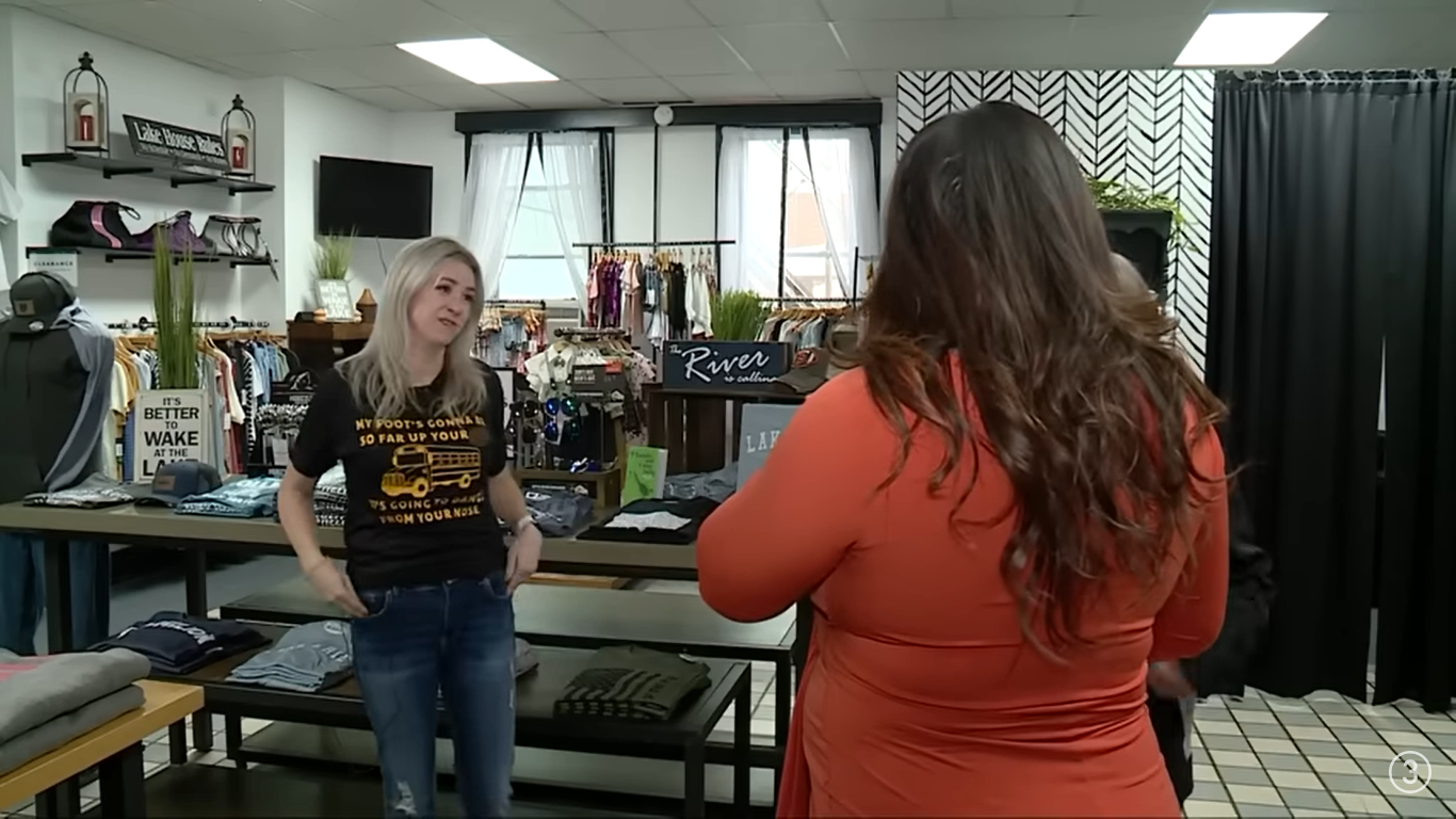 Jacqui Adkins, propriétaire d'une boutique, explique pourquoi elle a décidé d'aider Jackie Miller grâce au produit de la vente de ses t-shirts lors d'une interview : YouTube/@WKYC Channel 3