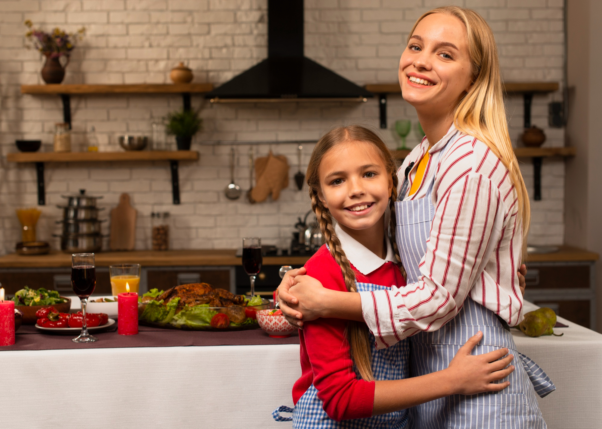 Un duo mère-fille qui s'enlace dans la cuisine | Source : Freepik