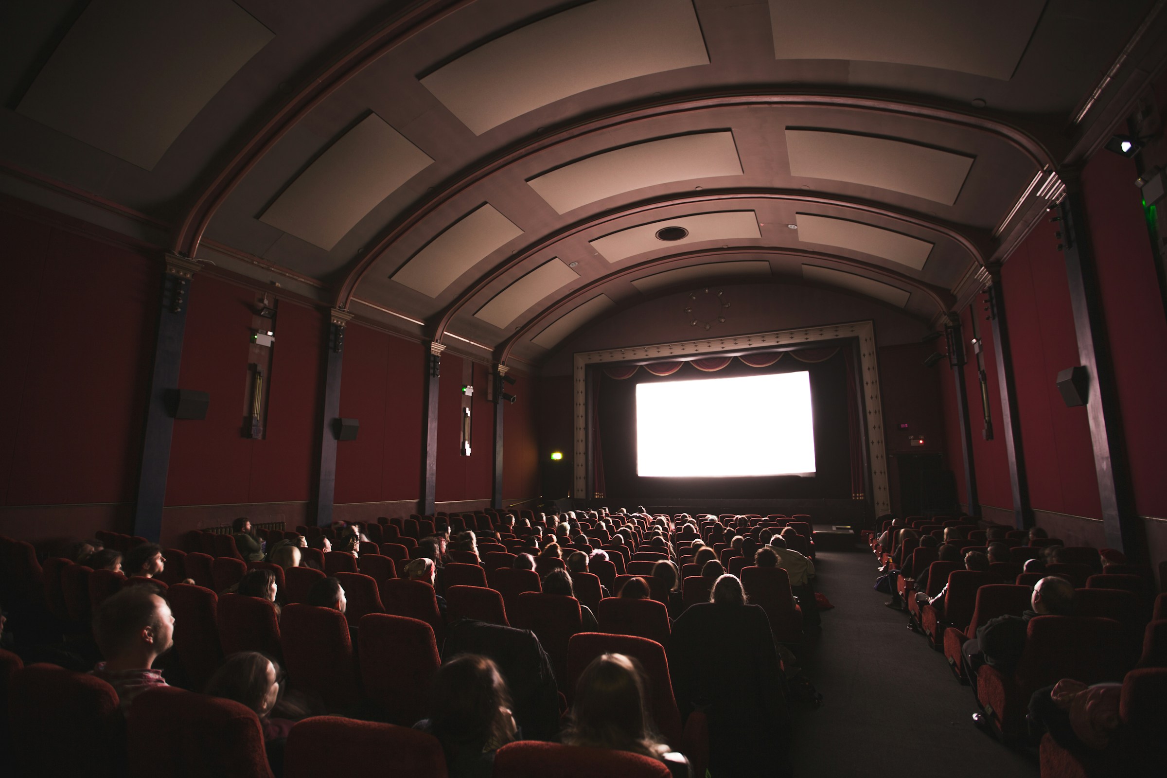 Une foule dans un cinéma | Source : Unsplash