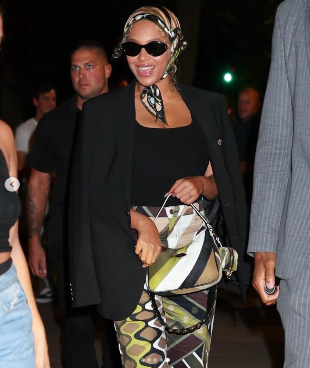 Beyoncé rayonne en tenant son sac à bandoulière avec une mini-pochette lors d'une soirée de rendez-vous avec son mari, Jay-Z, à Brooklyn, New York, posté en août 2024 | Source : Instagram/justjared