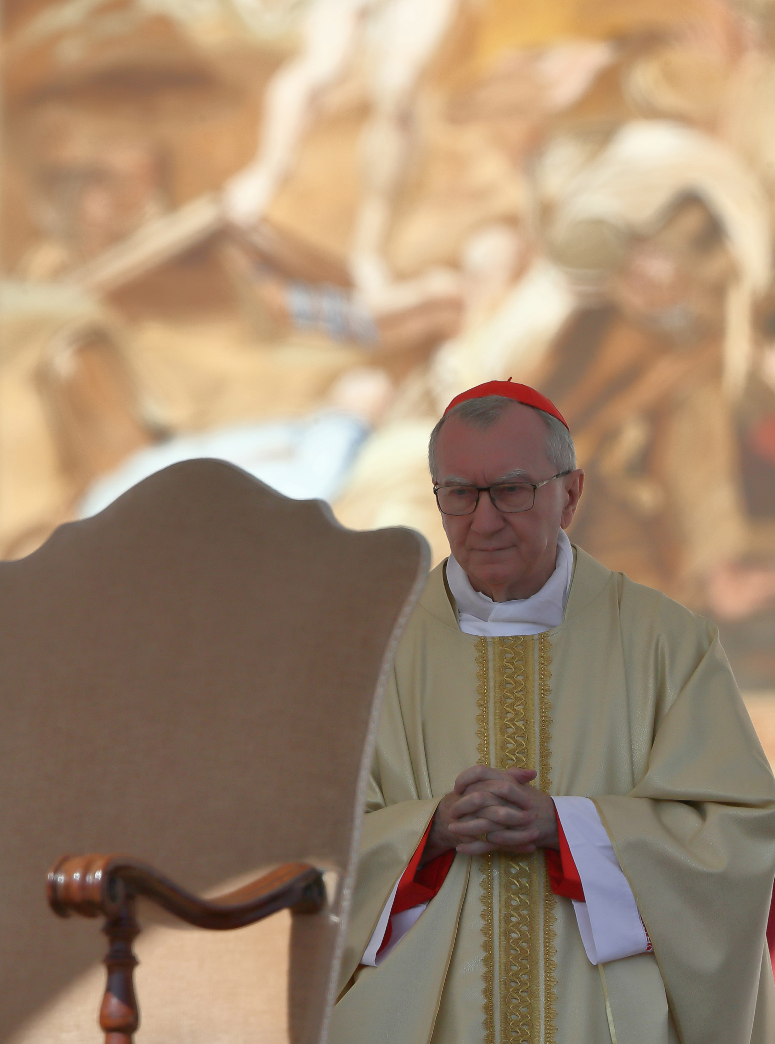 Le cardinal Pietro Parolin dirige une messe pour le deuxième jour du Novendiali et le Jubilé des adolescents, le 27 avril 2025, sur la place Saint-Pierre dans la Cité du Vatican. | Source : Getty Images