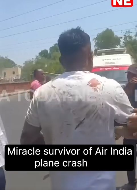 Vishwash Kumar Ramesh, survivant du crash de l'avion d'Air India, s'éloignant de l'épave le 12 juin 2025 | Source : Youtube/IndiaTodayNE