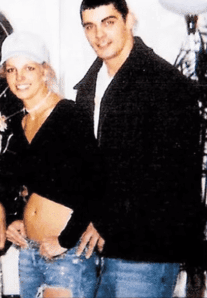 Britney Spears et Jason Alexander en 2004. | Photo : YouTube/ Clevver News