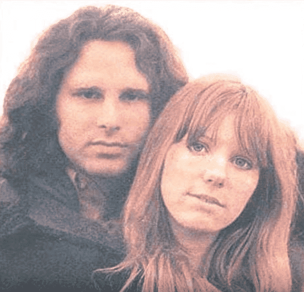  Jim Morrison et Pamela Courson, vers les années 1970 | Photo: YouTube / Tiffany Eileen Bankes
