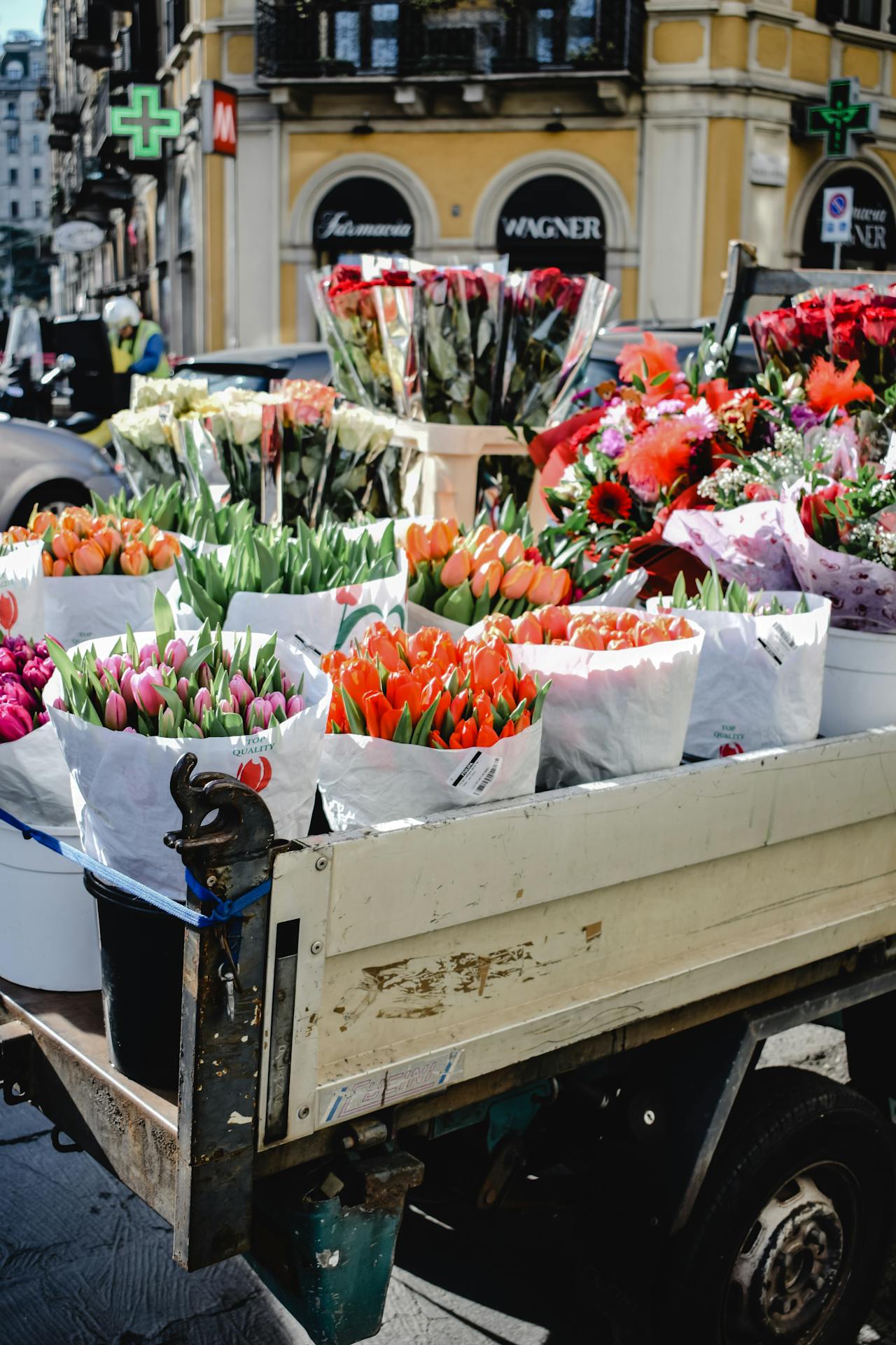 Un camion chargé de fleurs assorties | Source : Pexels