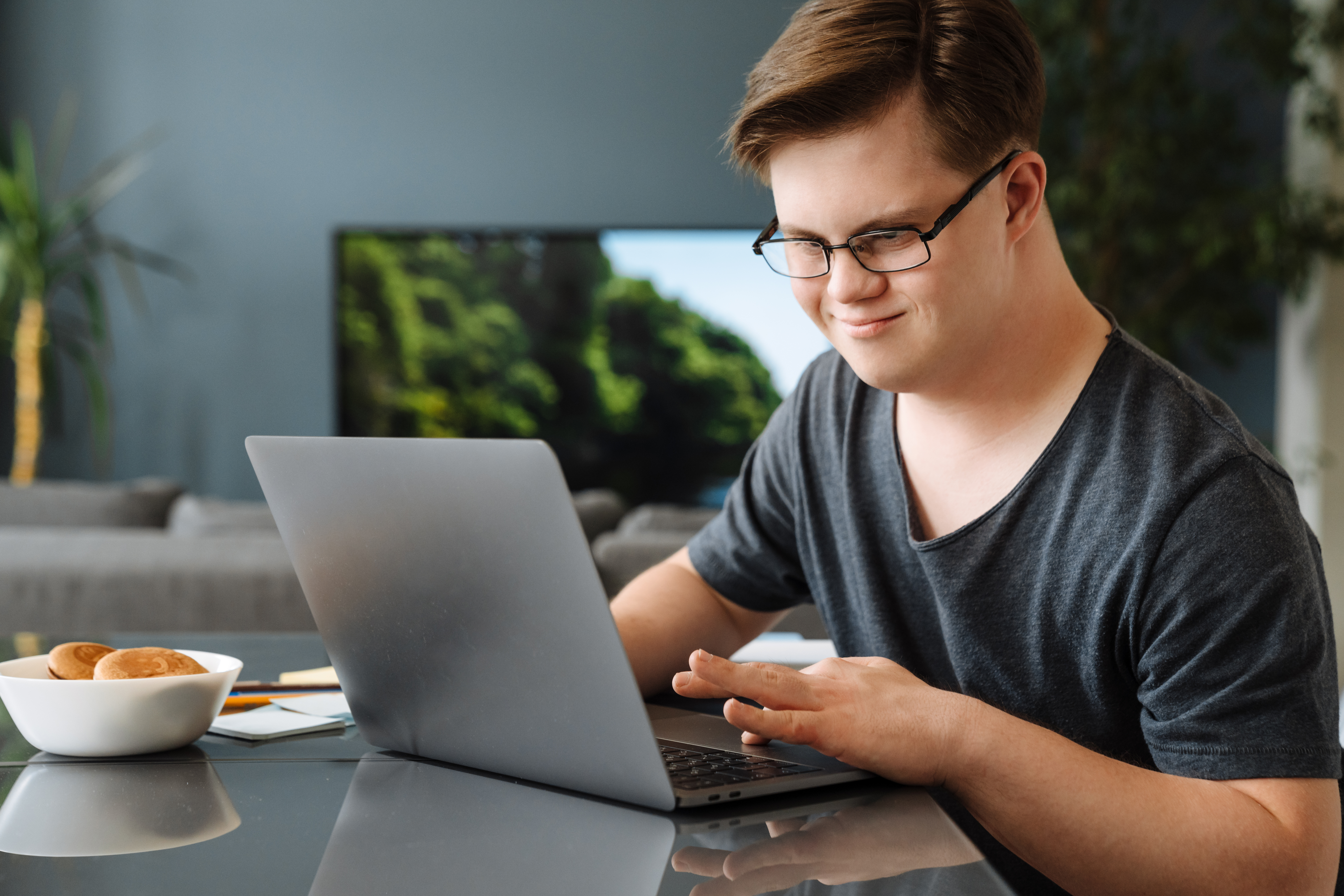 Un homme atteint du syndrome de Down travaillant sur son ordinateur portable. | Source : Shutterstock
