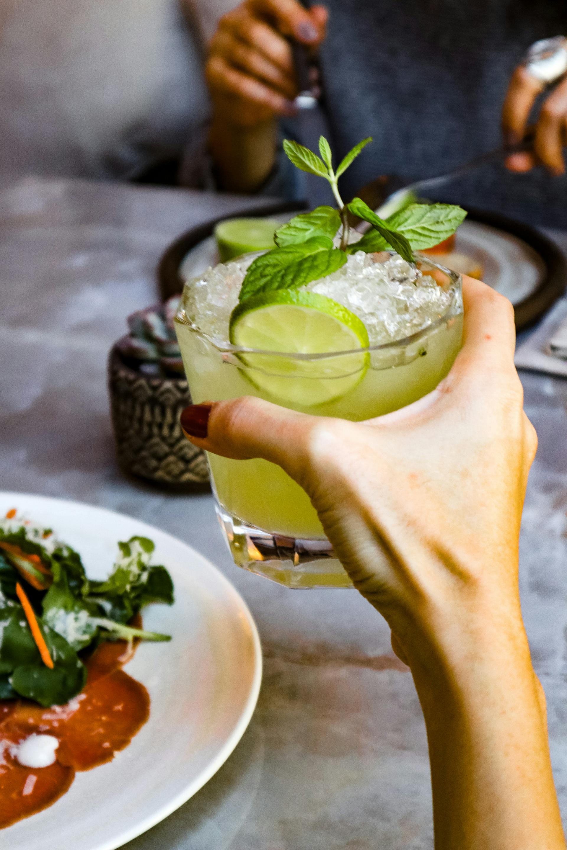 Une femme tenant un verre | Source : Pexels