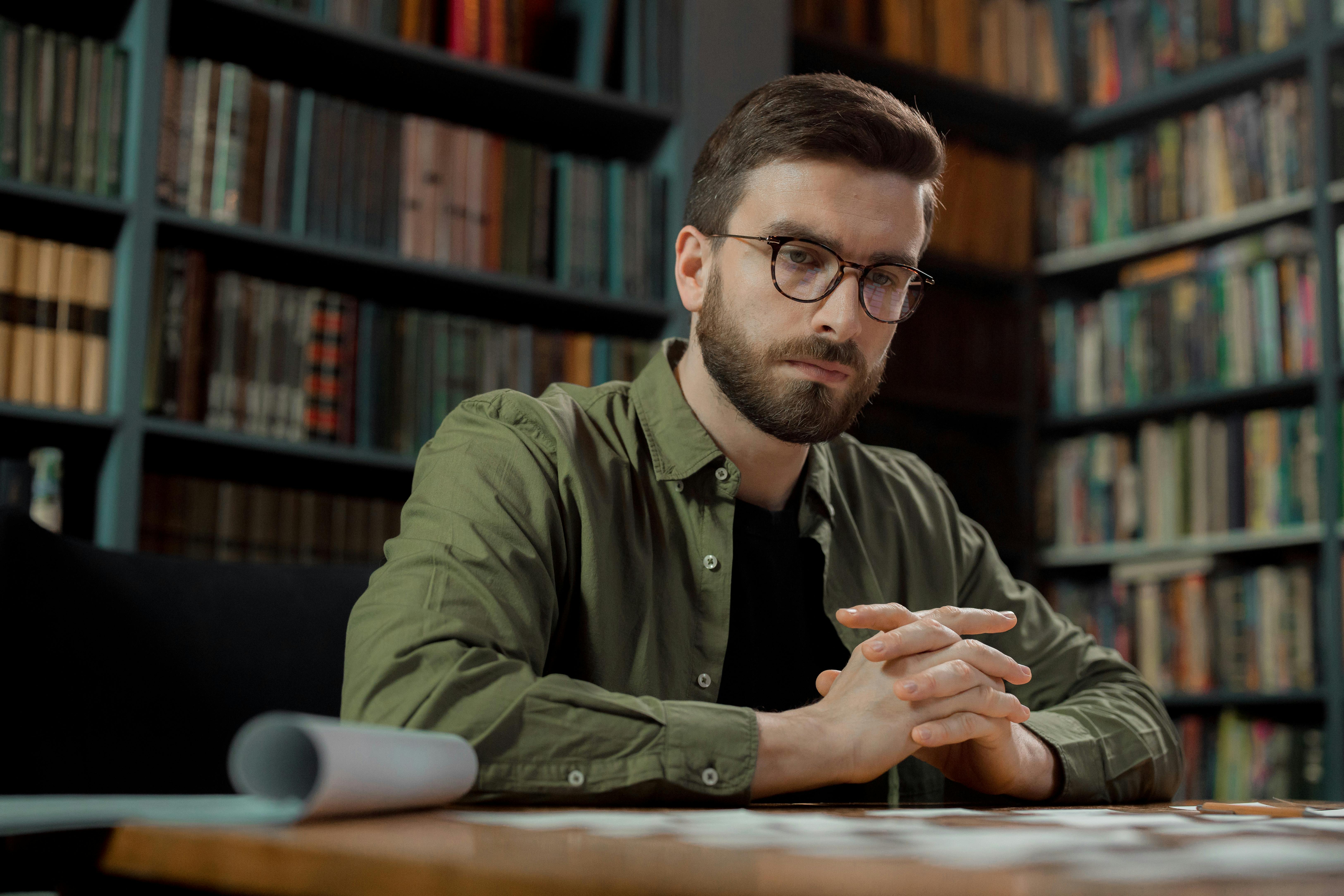 Un homme plongé dans ses pensées | Source : Pexels