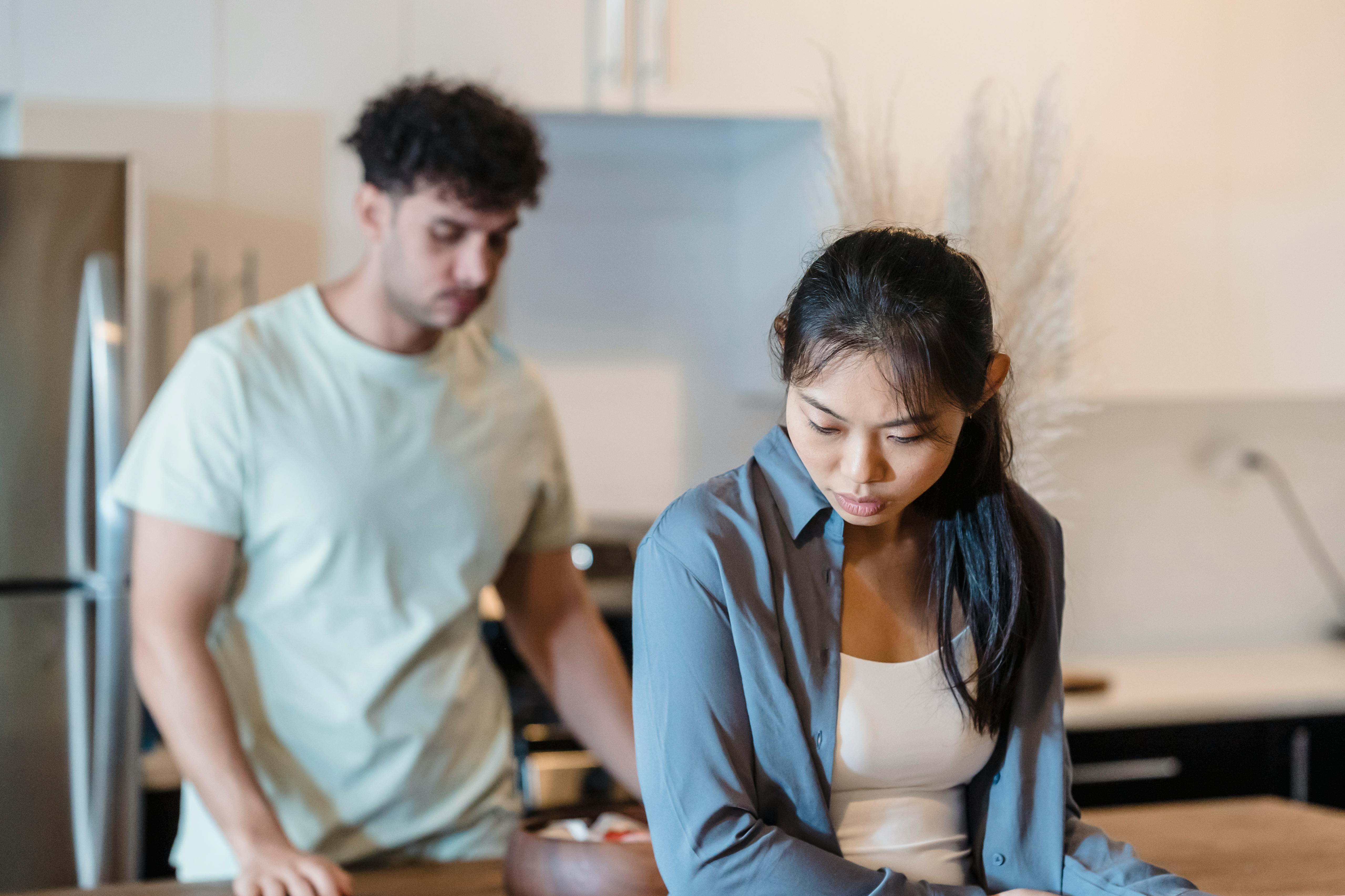 Couple apparaissant distant dans la cuisine | Source : Pexels