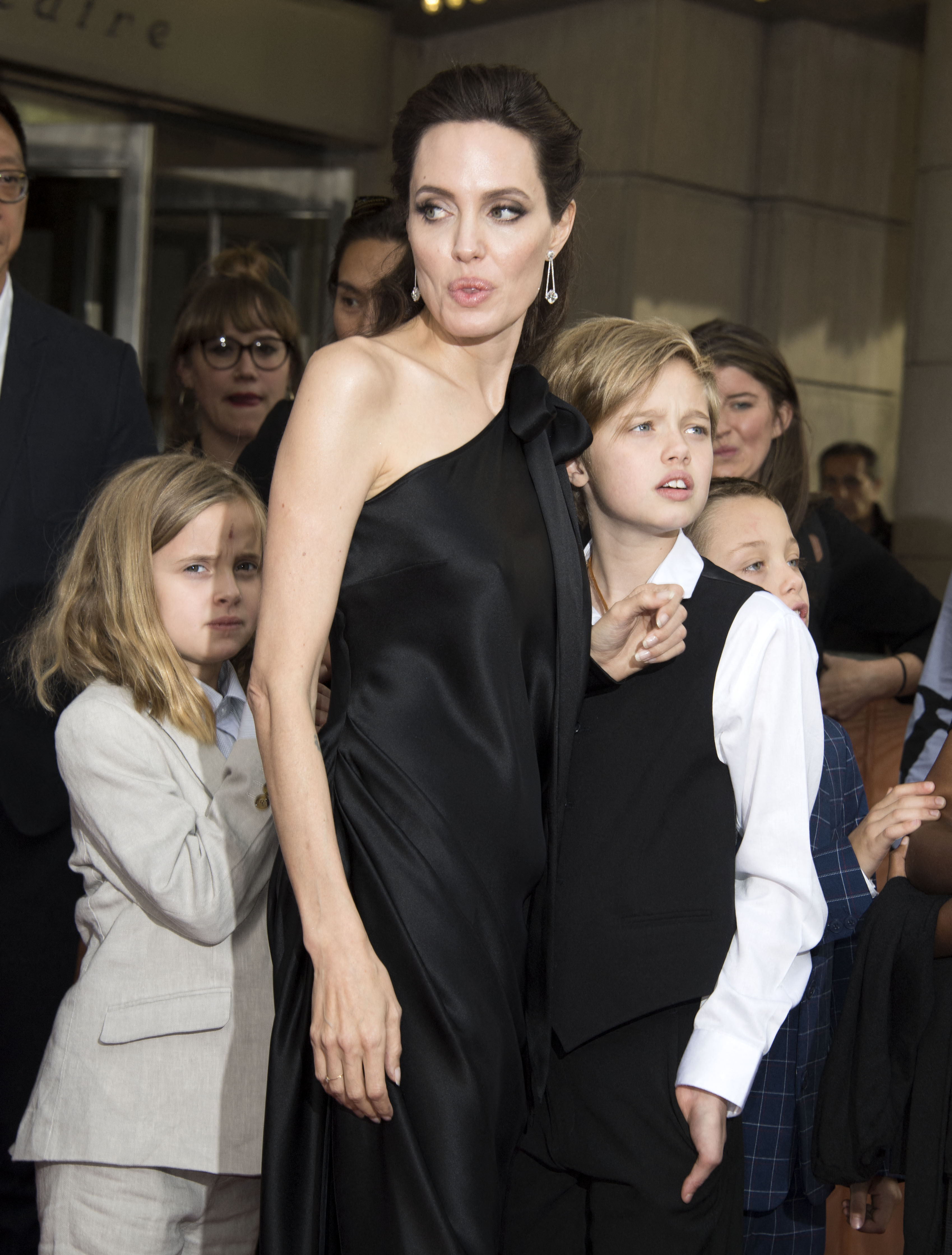 Angelina Jolie avec deux de ses enfants assistent à un événement le 11 septembre 2017 | Source : Getty Images