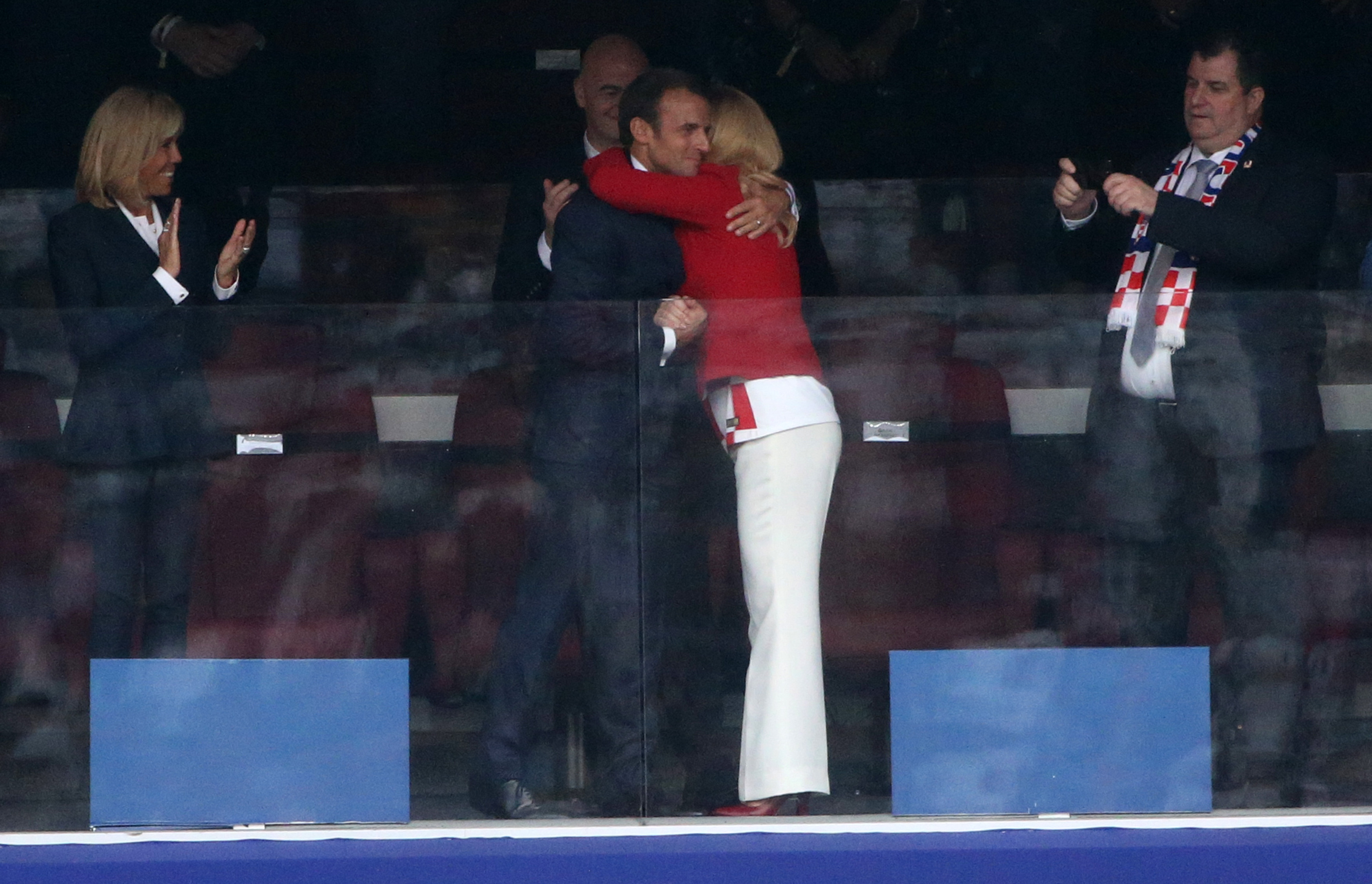 Lors de la finale de la Coupe du monde de football 2018, le 15 juillet, Emmanuel a serré dans ses bras la présidente croate Kolinda Grabar-Kitarović, tandis que Brigitte regardait sur le côté. Le moment a été capturé dans la section VIP du stade Luzhniki à Moscou.