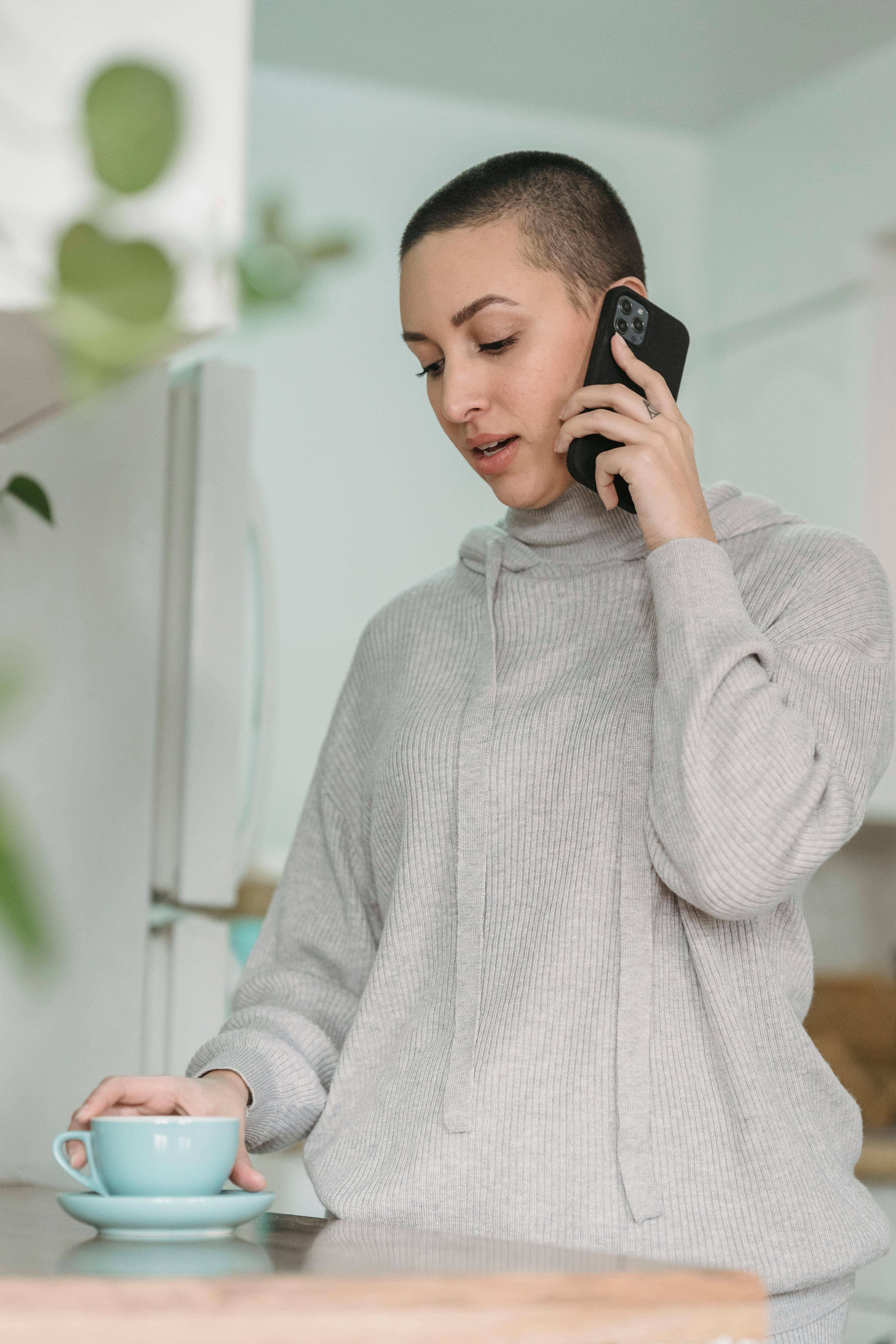 Une femme en conversation sur un téléphone portable | Source : Pexels