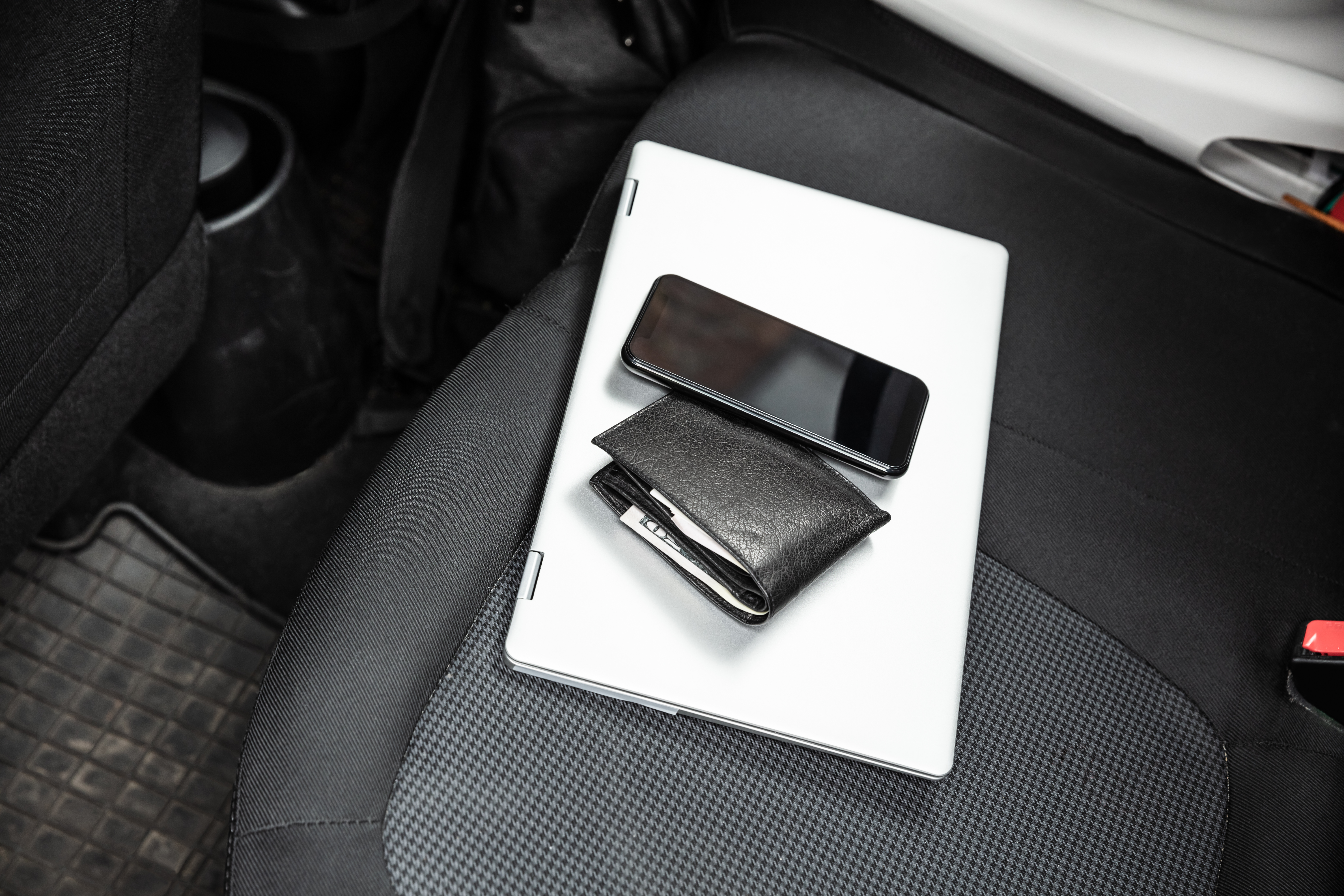 Effets personnels laissés sur le siège arrière d'une voiture | Source : Shutterstock