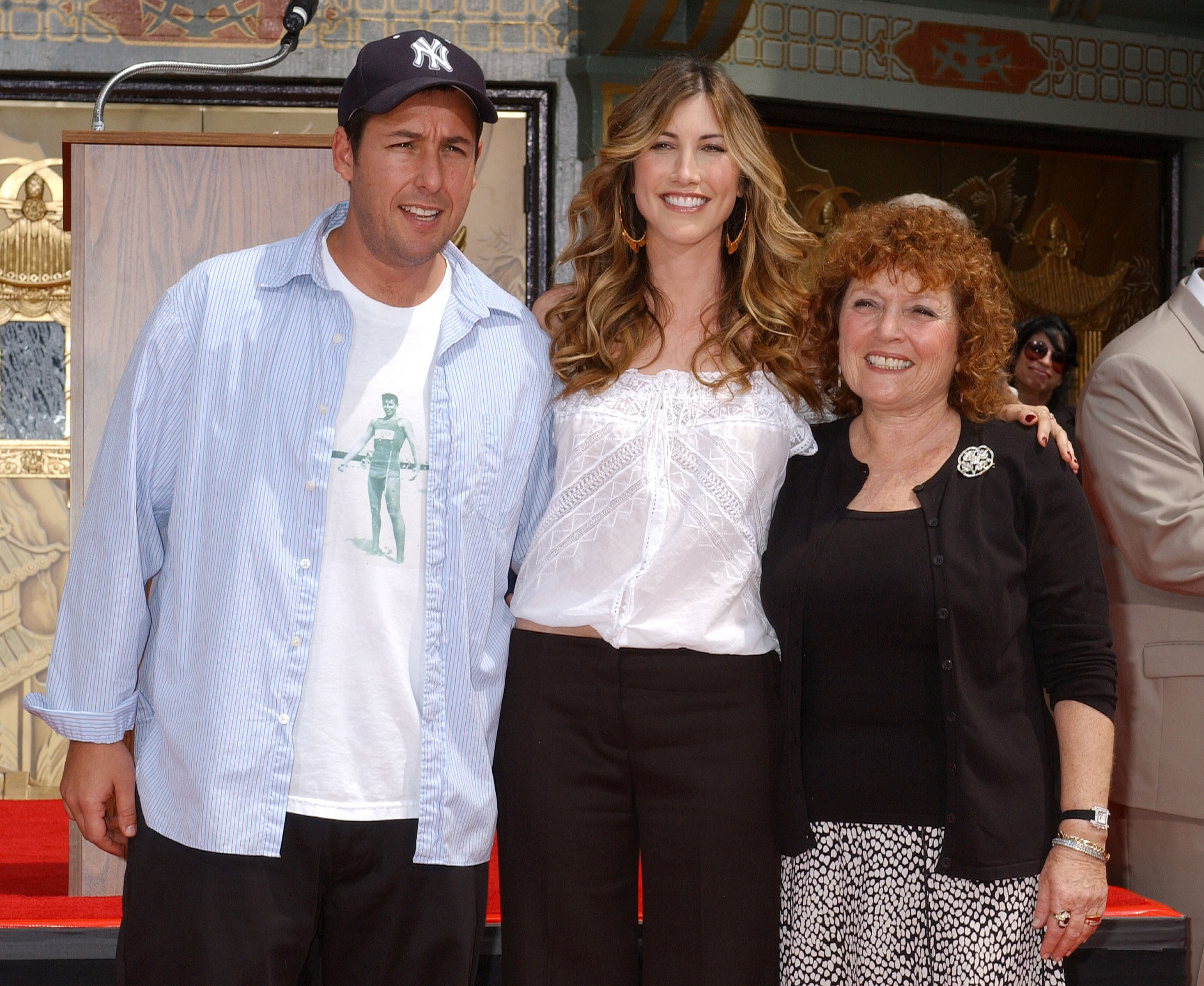 Adam Sandler, sa femme Jackie et sa mère Judy à Hollywood, Californie, le 17 mai 2005 | Source : Getty Images