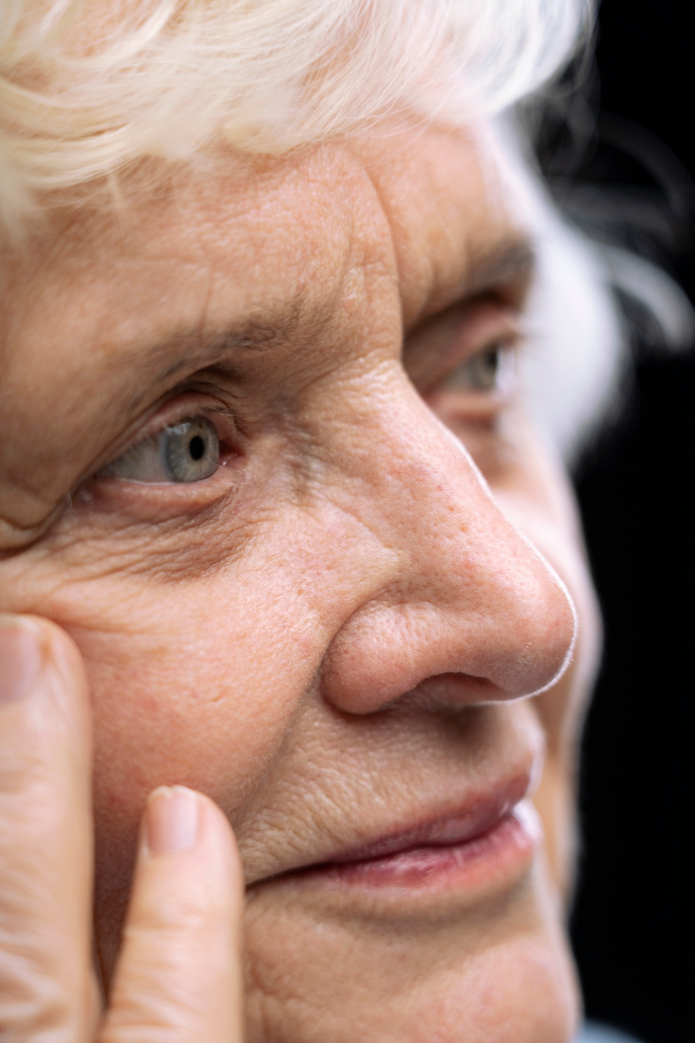 Une femme âgée émotive qui regarde quelqu'un | Source : Freepik