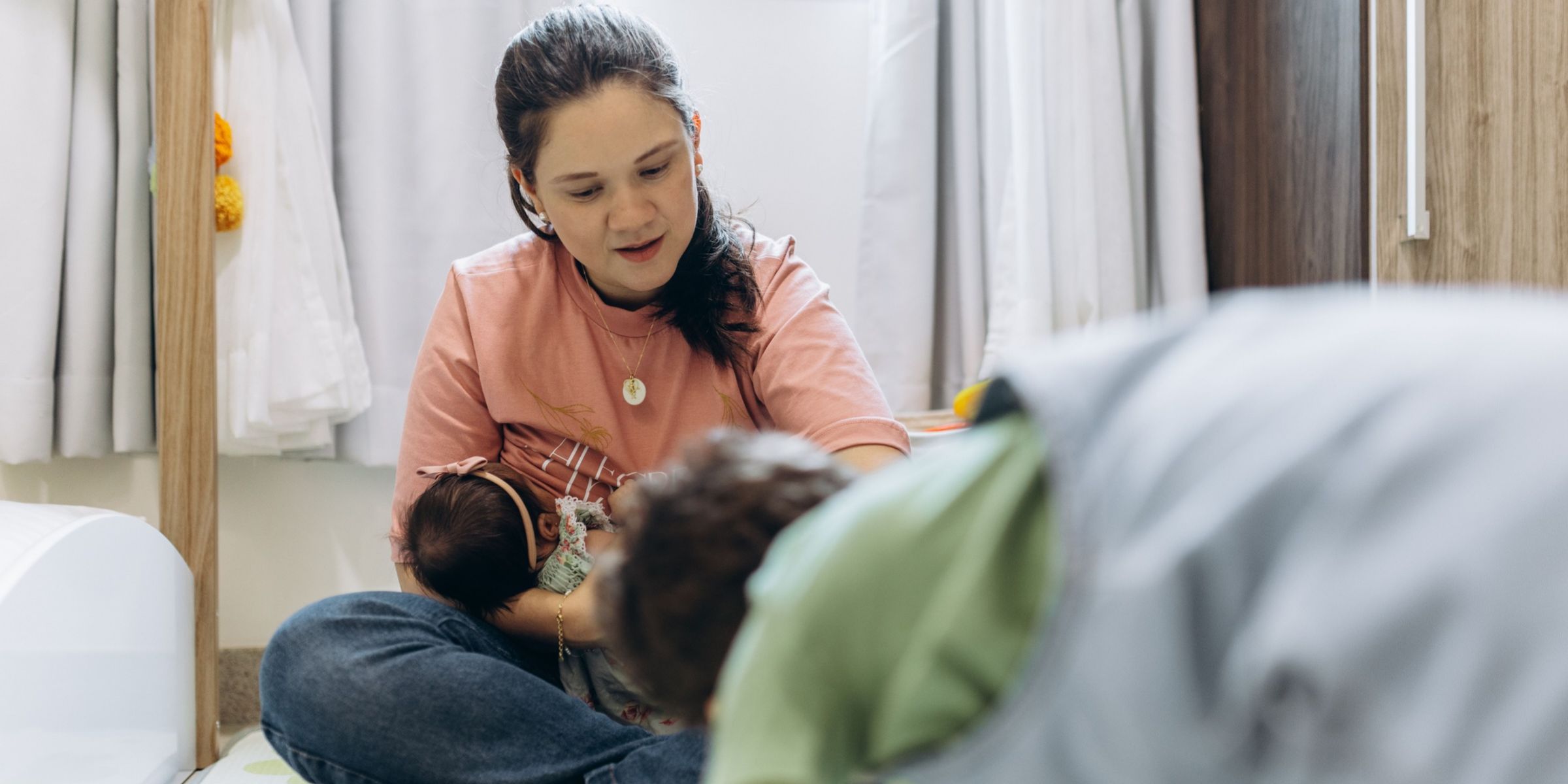 Une femme assise par terre avec un bébé dans les bras | Source : Pexels