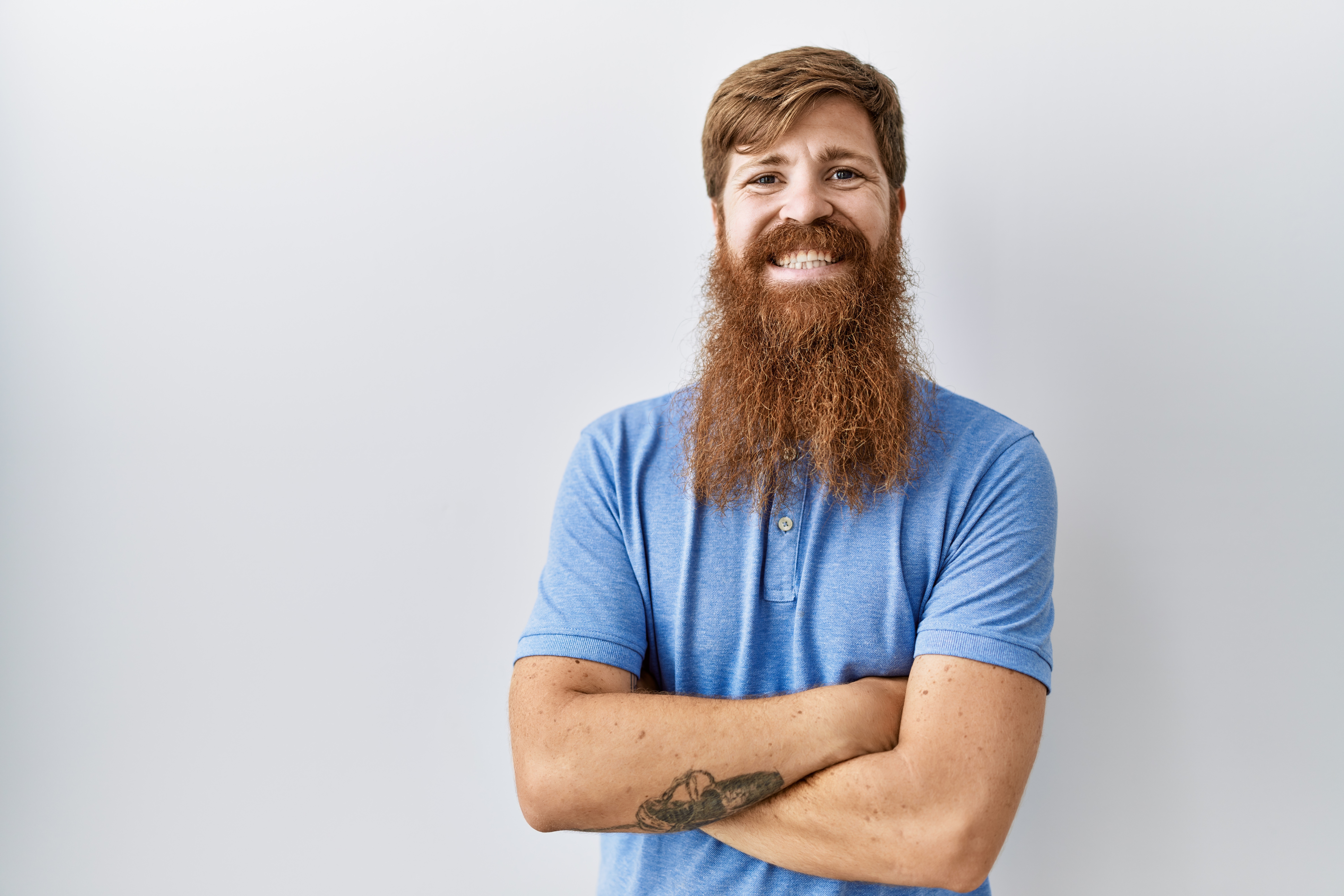 Un méchant avec une longue barbe qui sourit | Source : Shutterstock