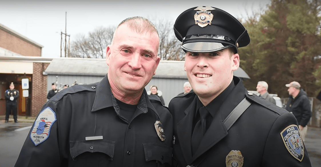 L'officier de police Brian Berrigan et son fils Dean sourient côte à côte. | Source : youtube.com/tvjersey