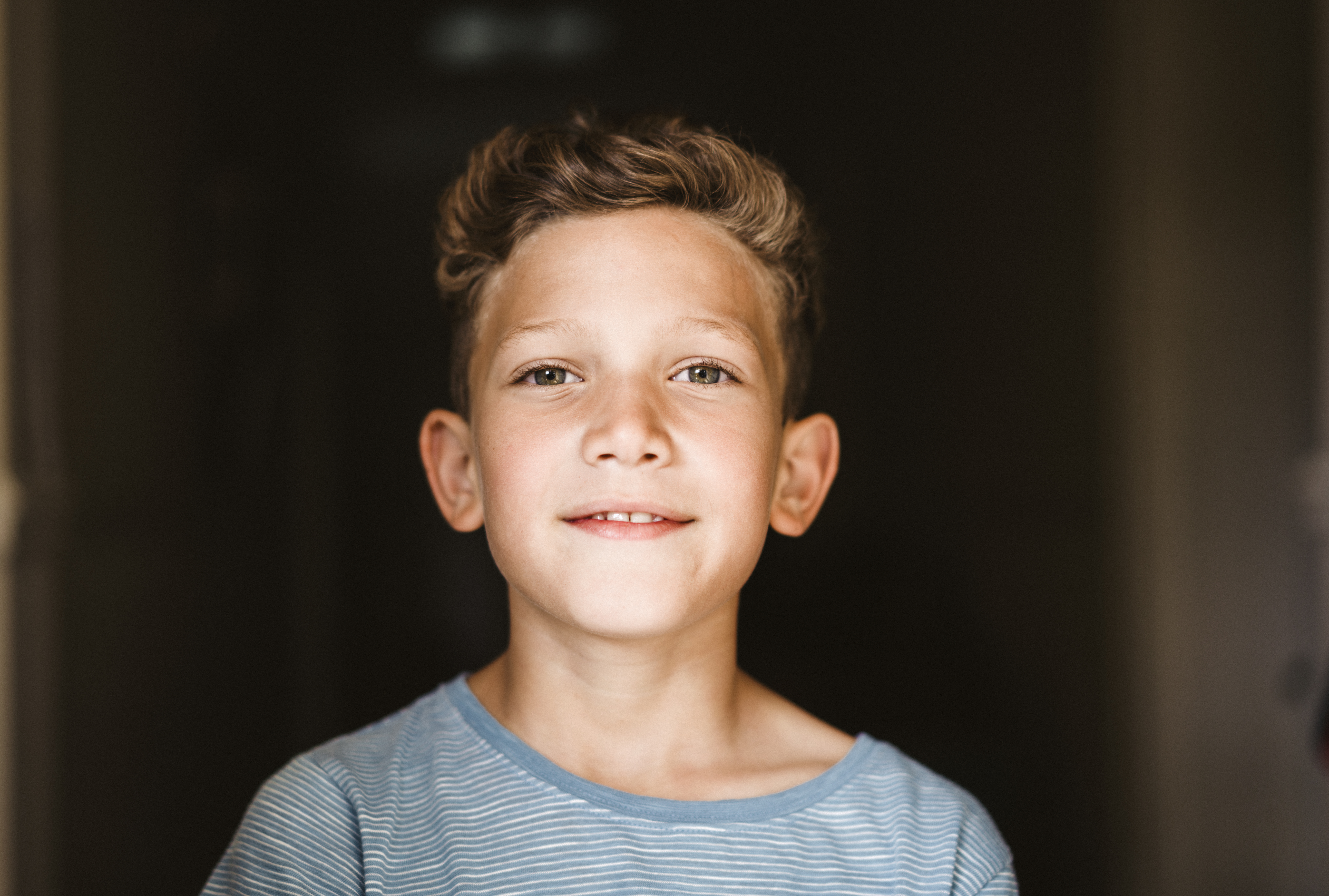 Un jeune garçon souriant | Source : Getty Images