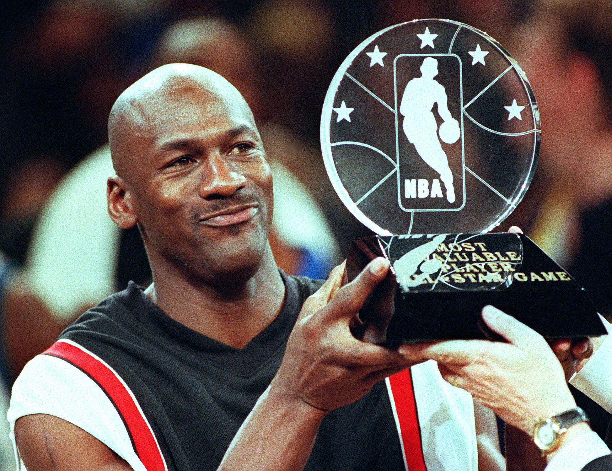 Michael Jordan brandit le trophée du meilleur joueur au Madison Square Garden | Source : Getty Images