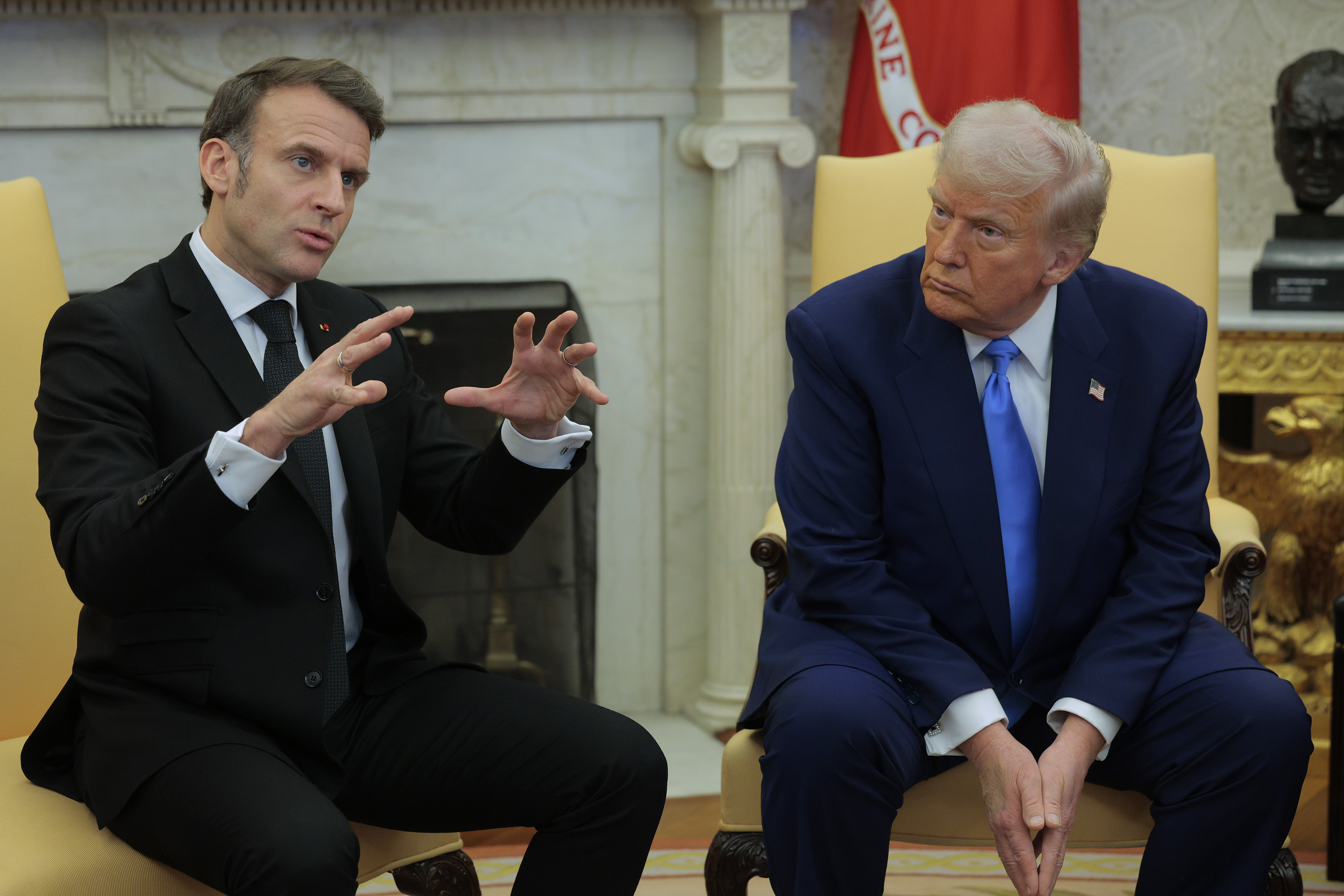 Emmanuel Macron s'exprime lors de sa rencontre avec Donald Trump sous le regard de ce dernier. | Source : Getty Images