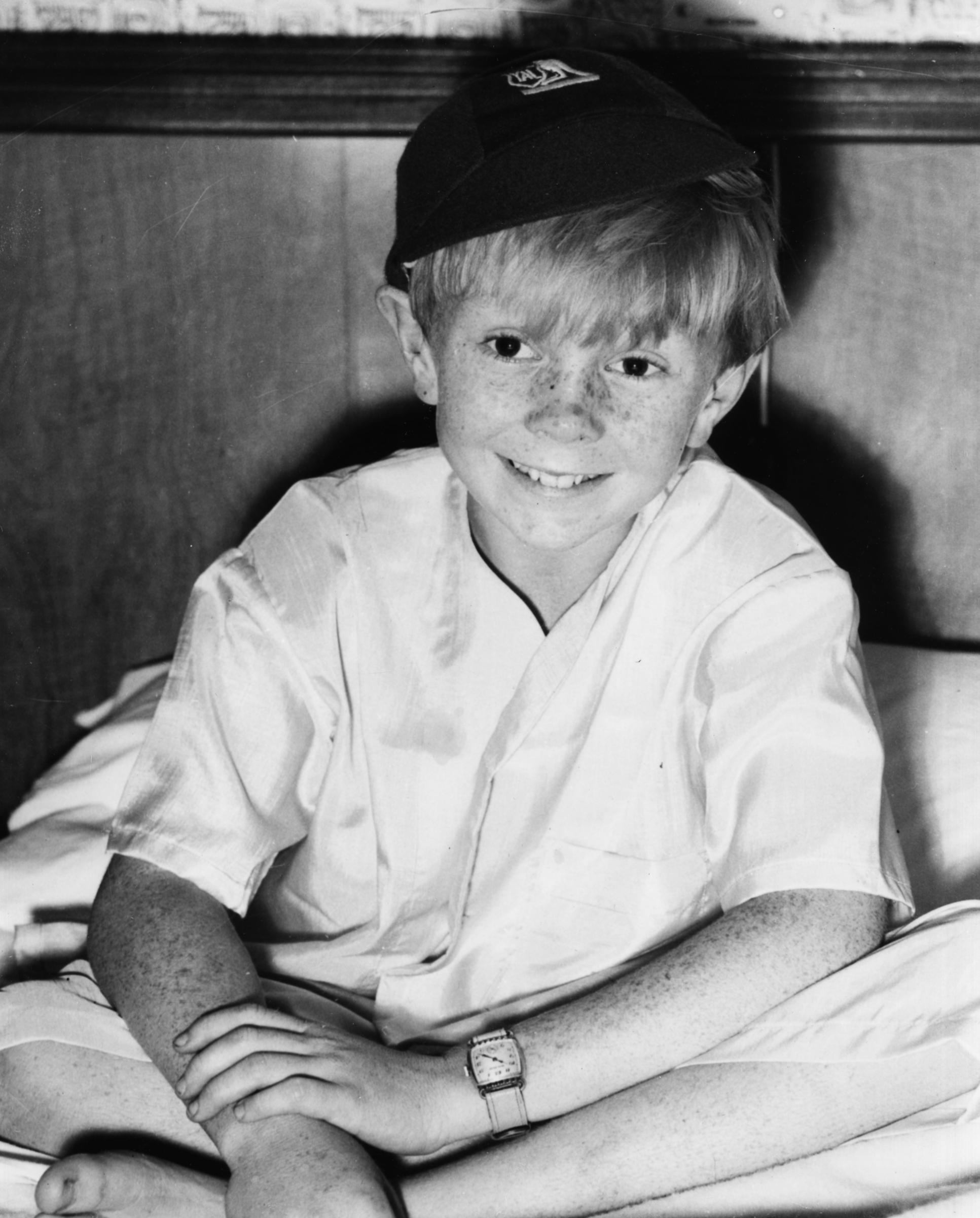 Portrait d'enfance du musicien australien Colin Petersen photographié à Londres le 25 juillet 1956 | Source : Getty Images