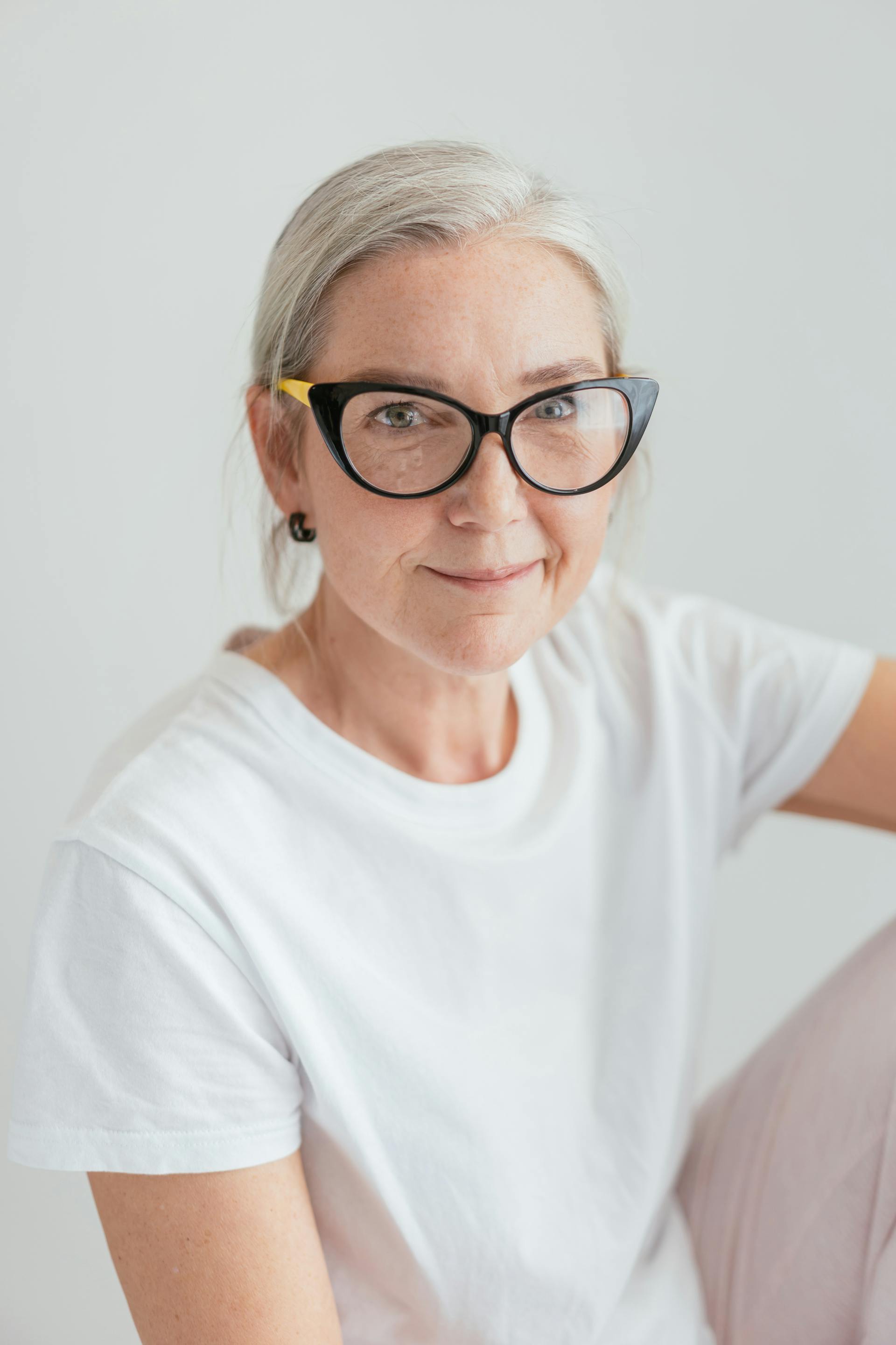 Une femme âgée souriante portant des lunettes | Source : Pexels