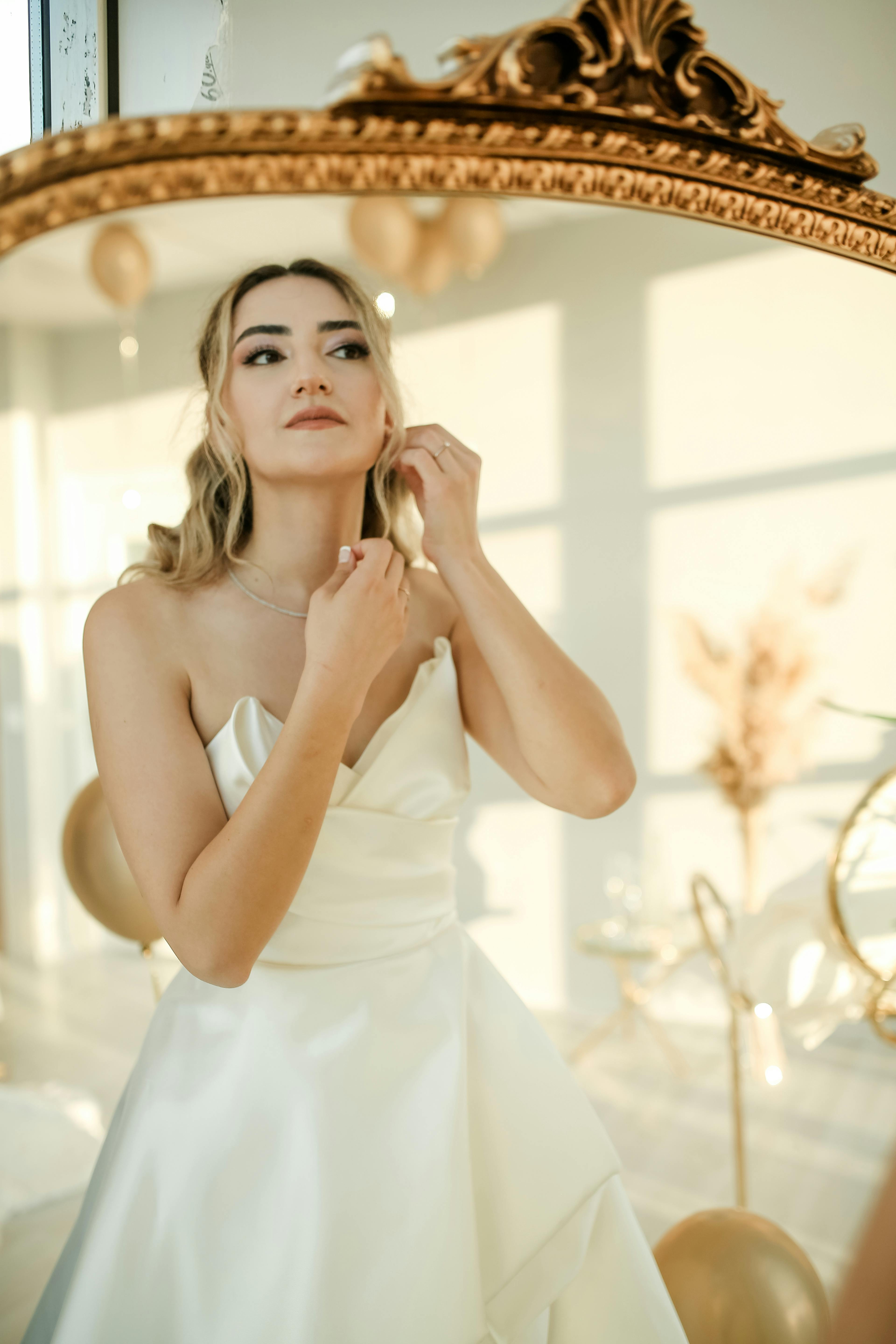 Une mariée se préparant devant un miroir | Source : Pexels