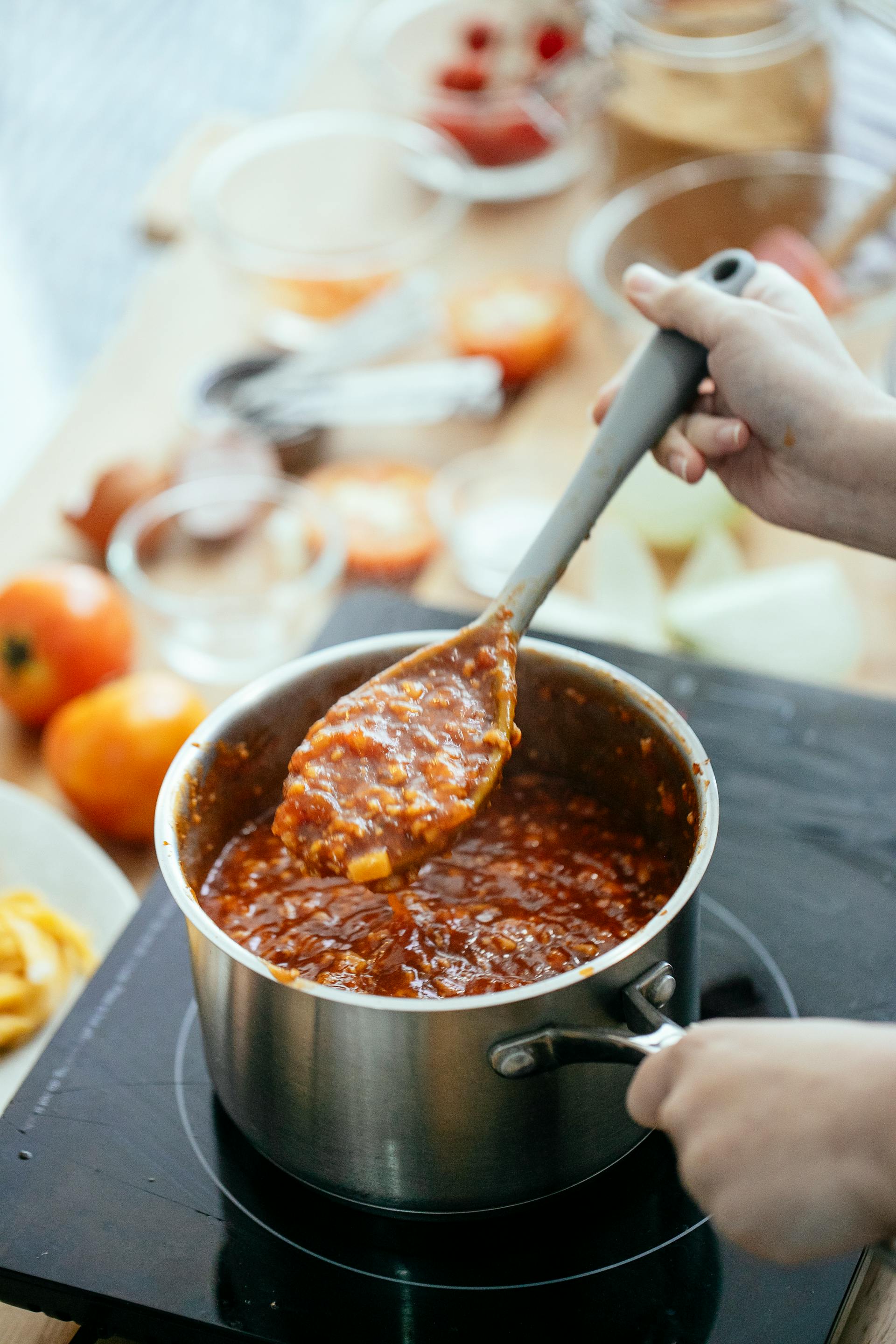 Une personne préparant des aliments dans la cuisine | Source : Pexels