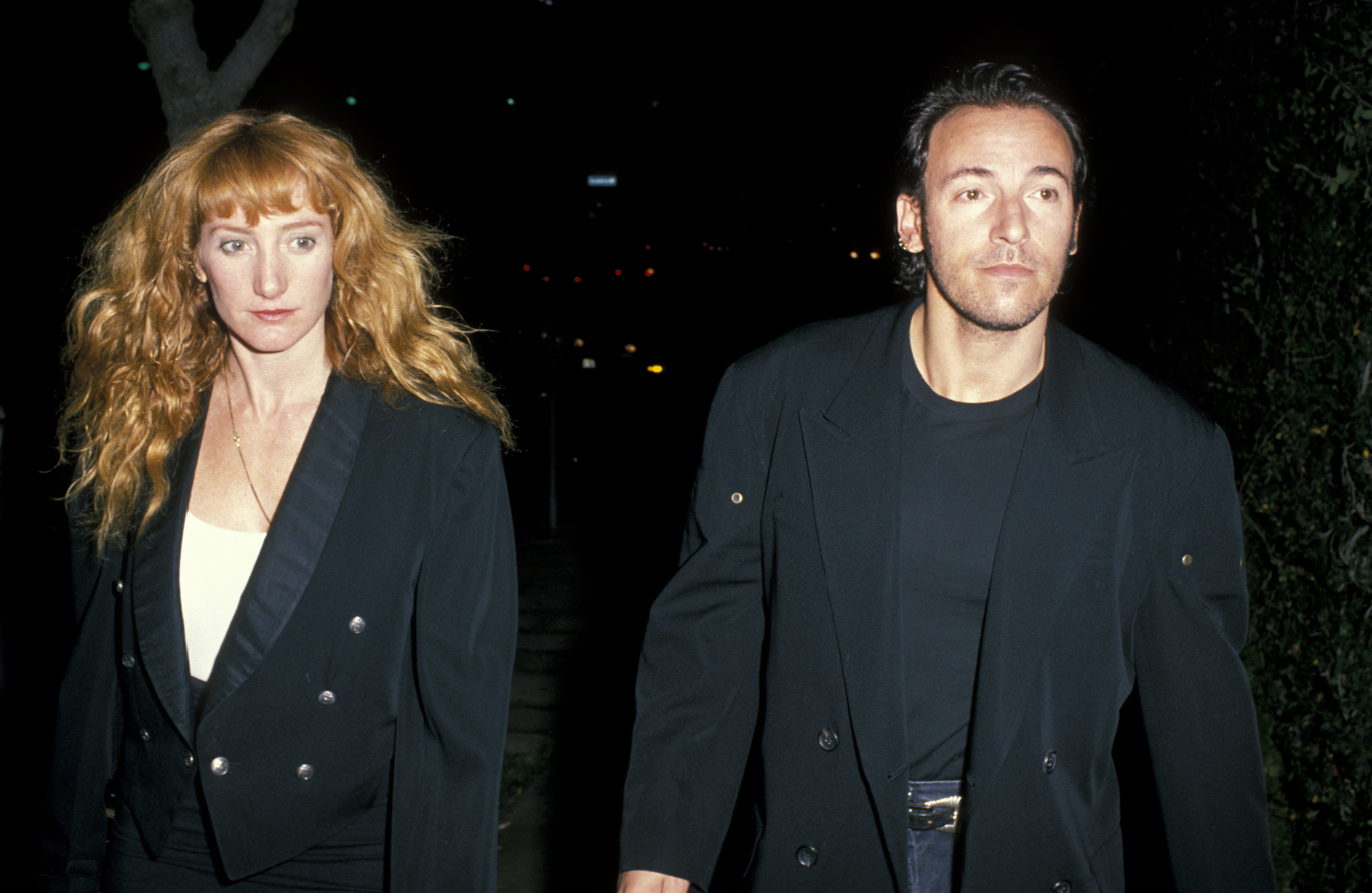 Patti Scialfa et Bruce Springsteen lors de la première de "Hurlyburly" le 1er décembre 1988, à Westwood, en Californie. | Source : Getty Images