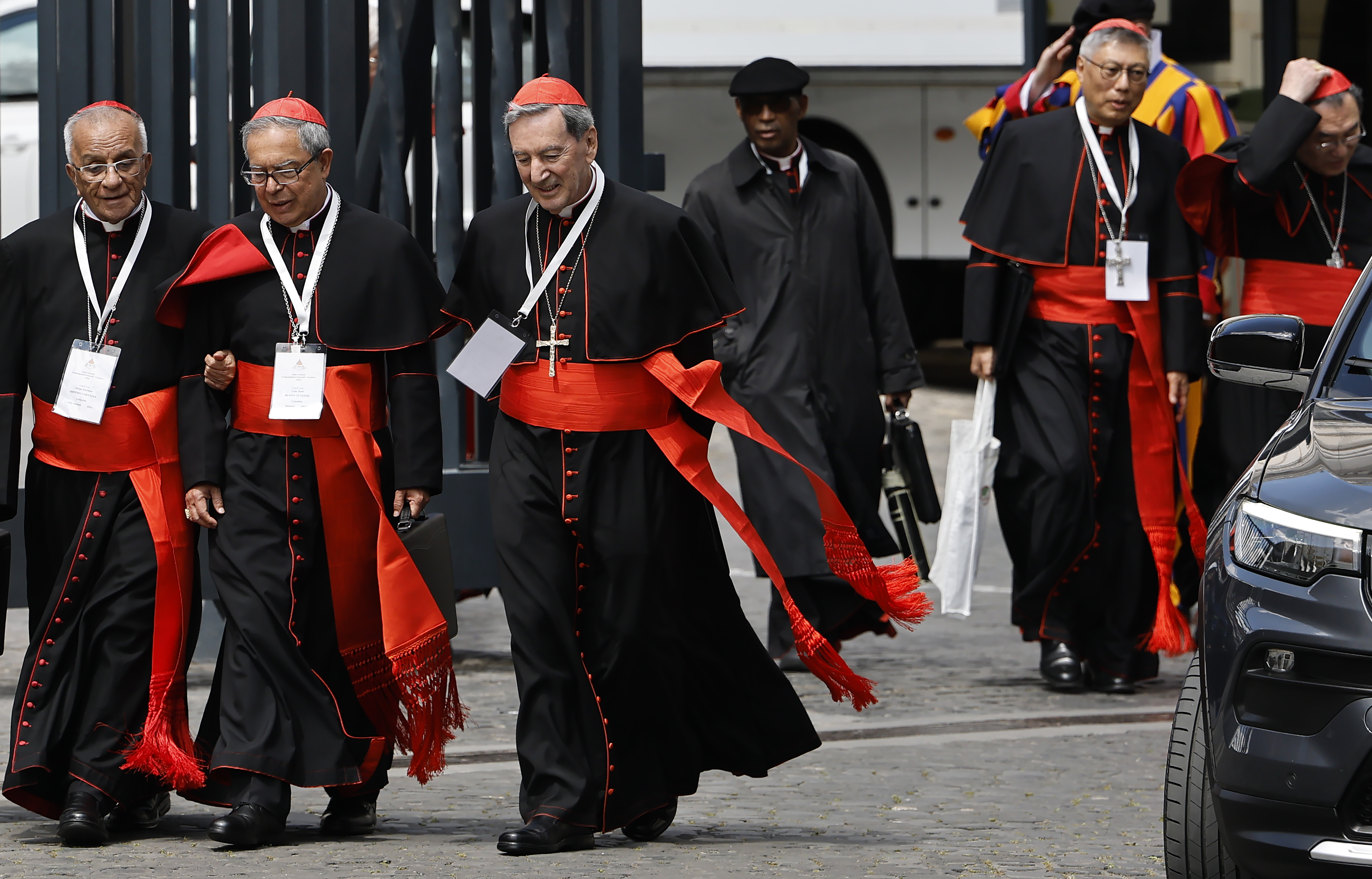 Les cardinaux Jorge Enrique Jiménez Carvajal et Luis José Rueda Aparicio de Colombie quittent une réunion avec d'autres cardinaux le 28 avril 2025, à Rome, en Italie. | Source : Getty Images