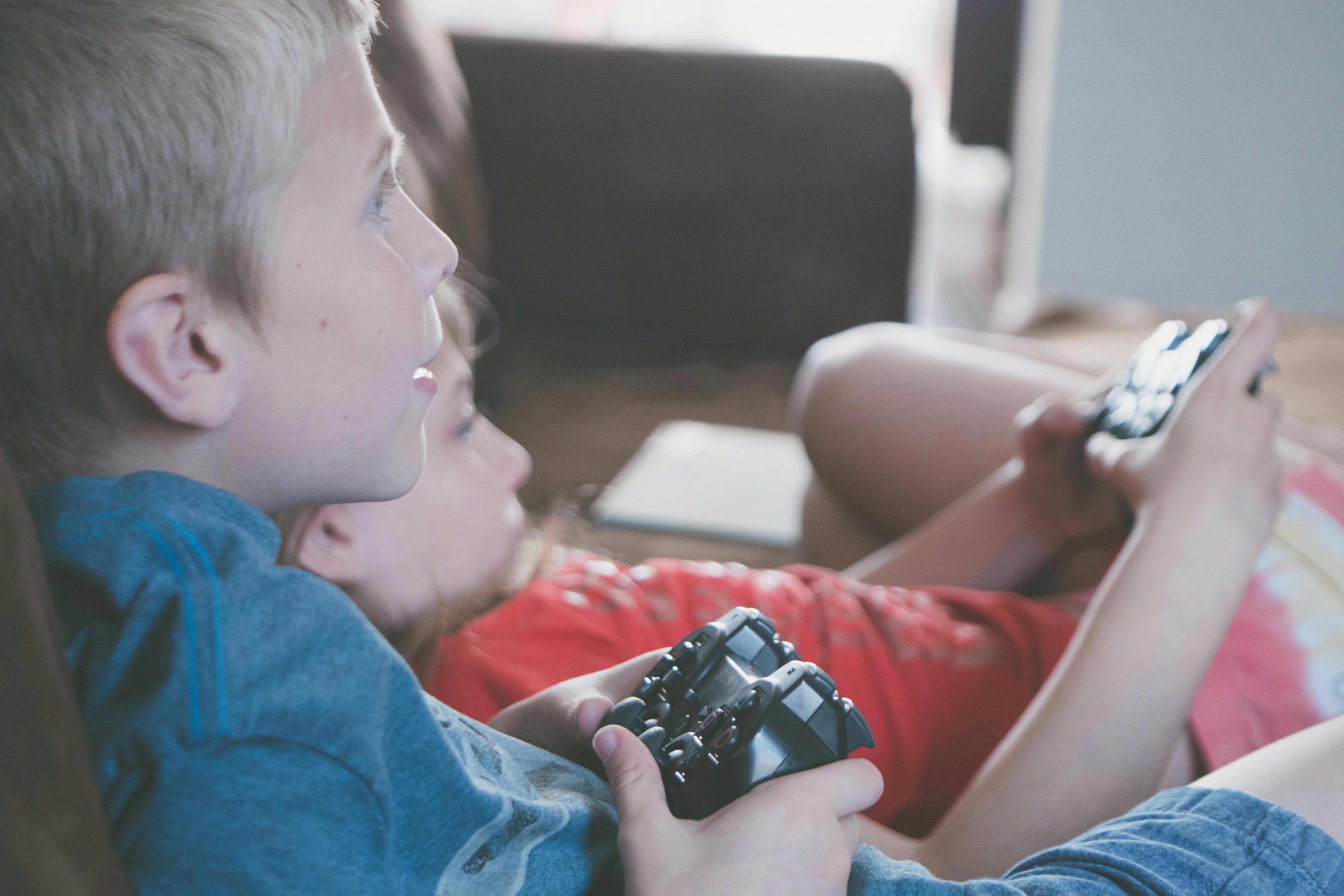 Des enfants jouent à un jeu vidéo | Source : Pexels