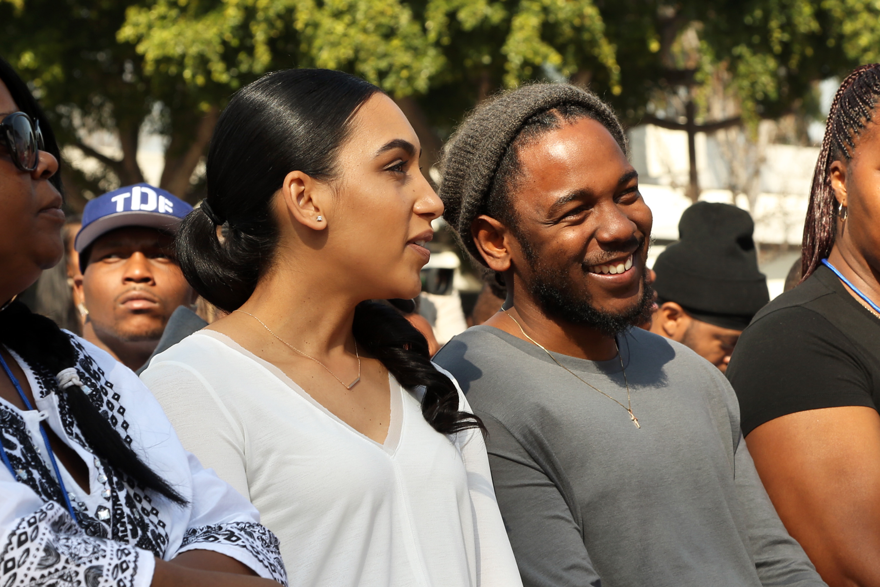 Whitney Alford et Kendrick Lamar lors de l'événement "Key To The City Ceremony With Kendrick Lamar" de 2016, le 13 février à Compton, en Californie. | Source : Getty Images