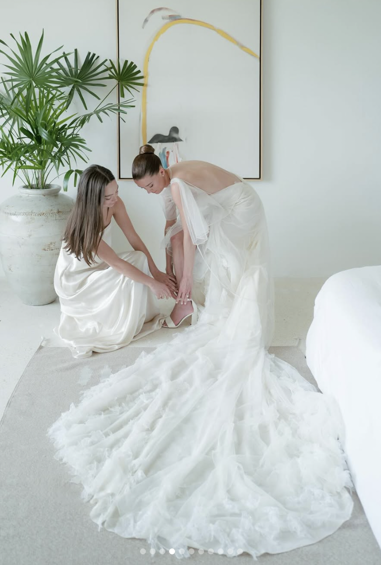 La mariée et une demoiselle d'honneur, en date du 18 mars 2025 | Source : Instagram/n.brydonbloom