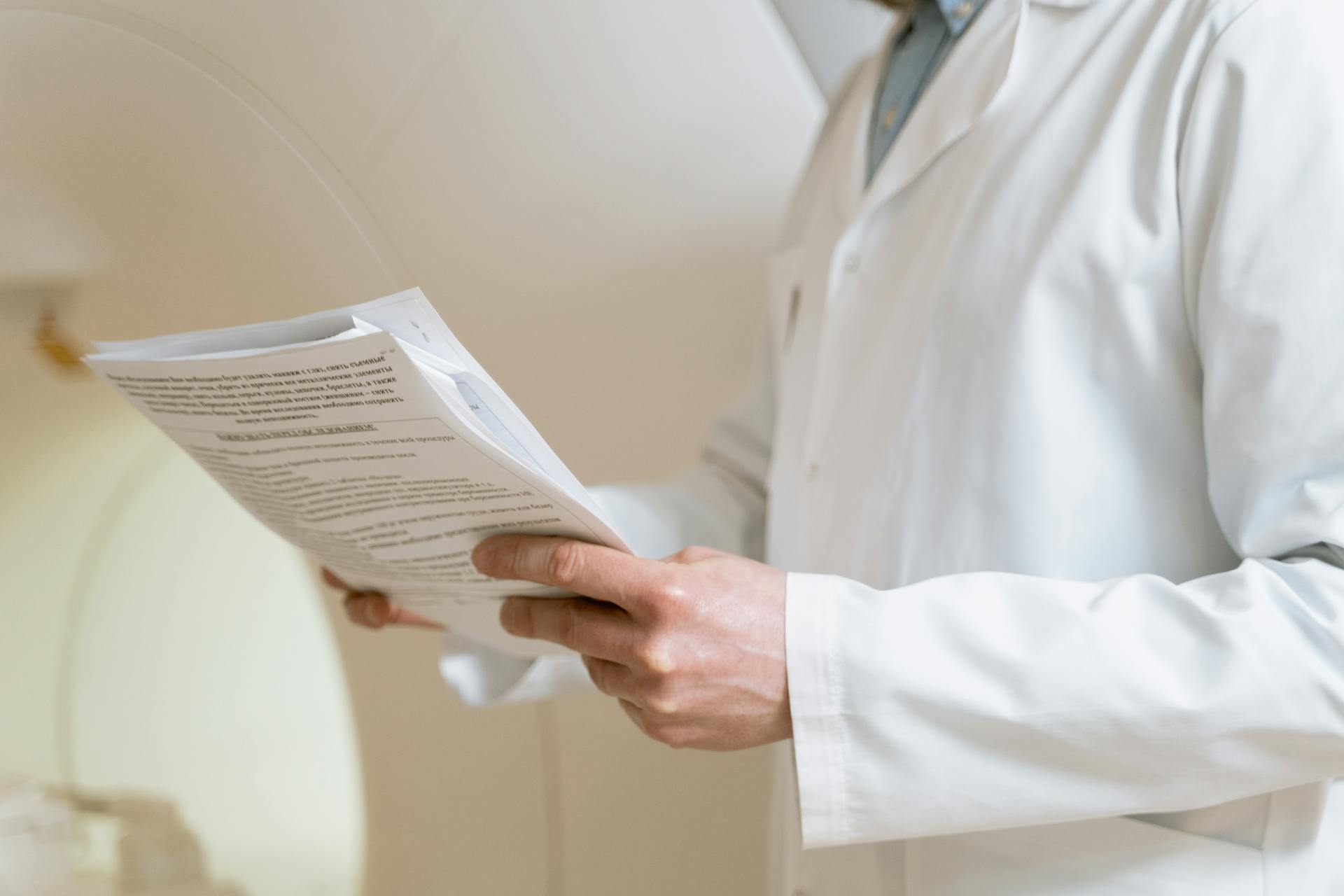 Un médecin tenant des papiers | Source : Pexels