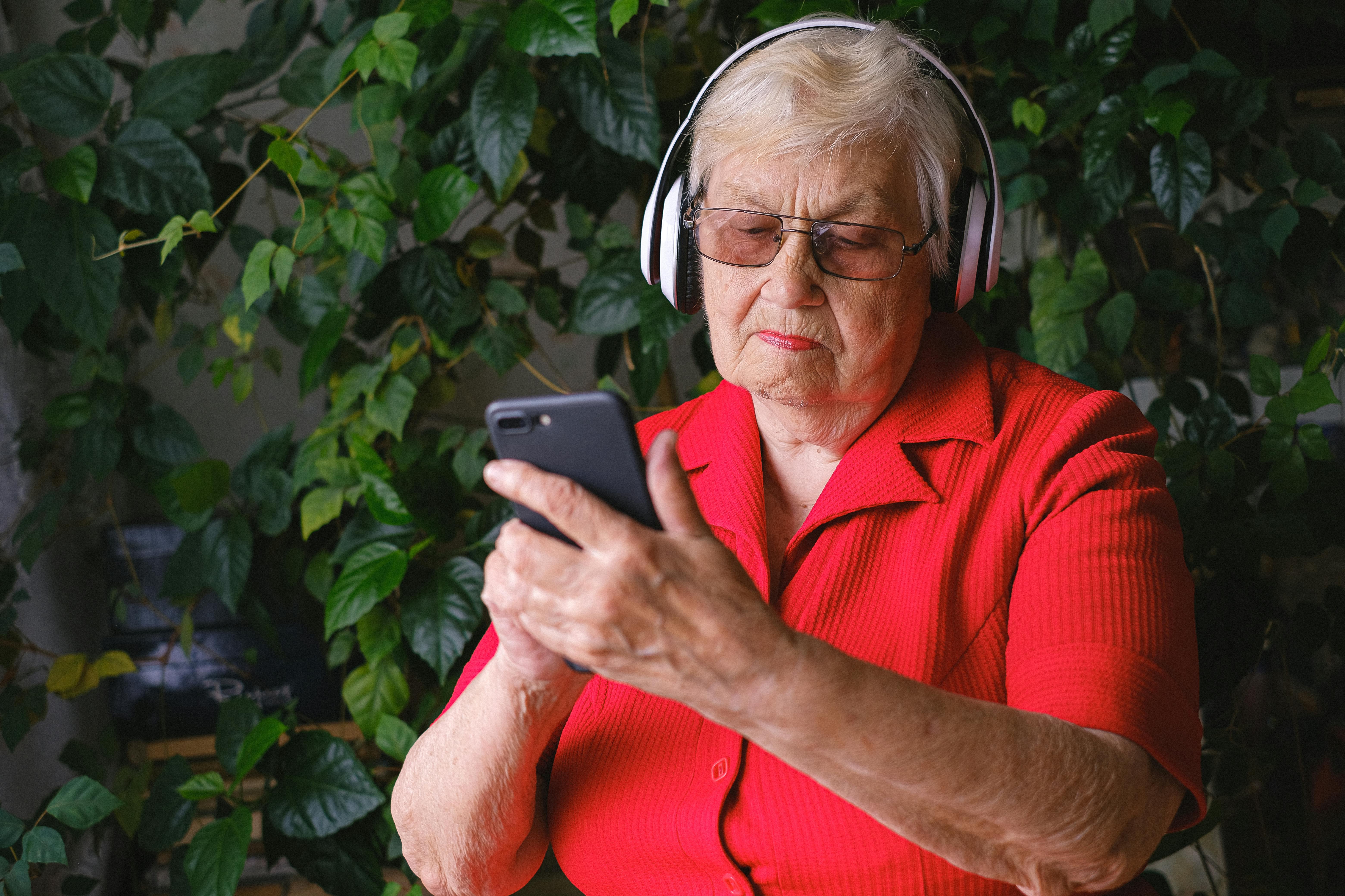 Une femme âgée technophile manipulant un téléphone portable | Source : Pexels