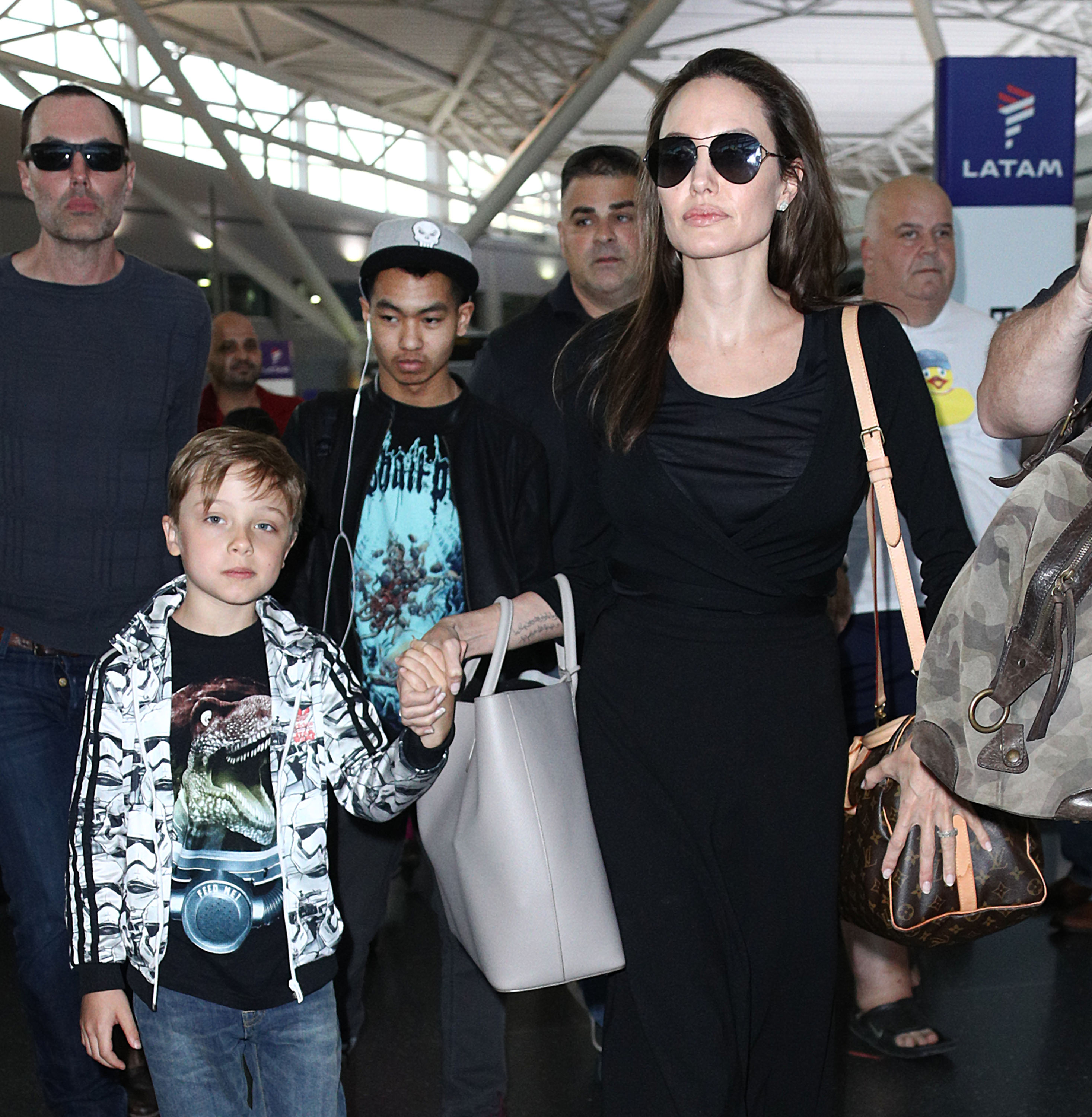 Knox Jolie-Pitt repéré avec sa mère et son frère à New York le 17 juin 2016. | Source : Getty Images