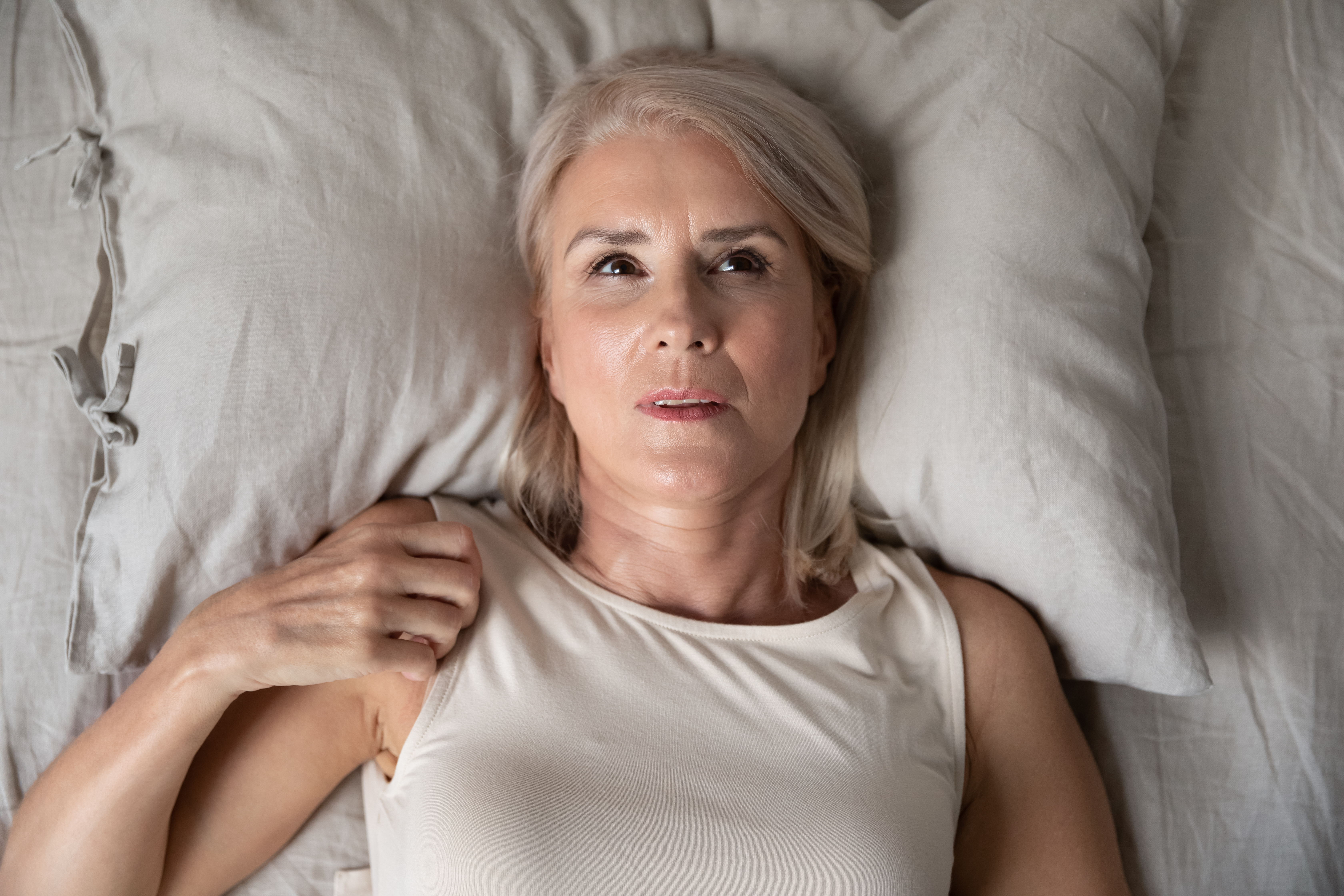 Une femme couchée dans son lit et éveillée | Source : Shutterstock