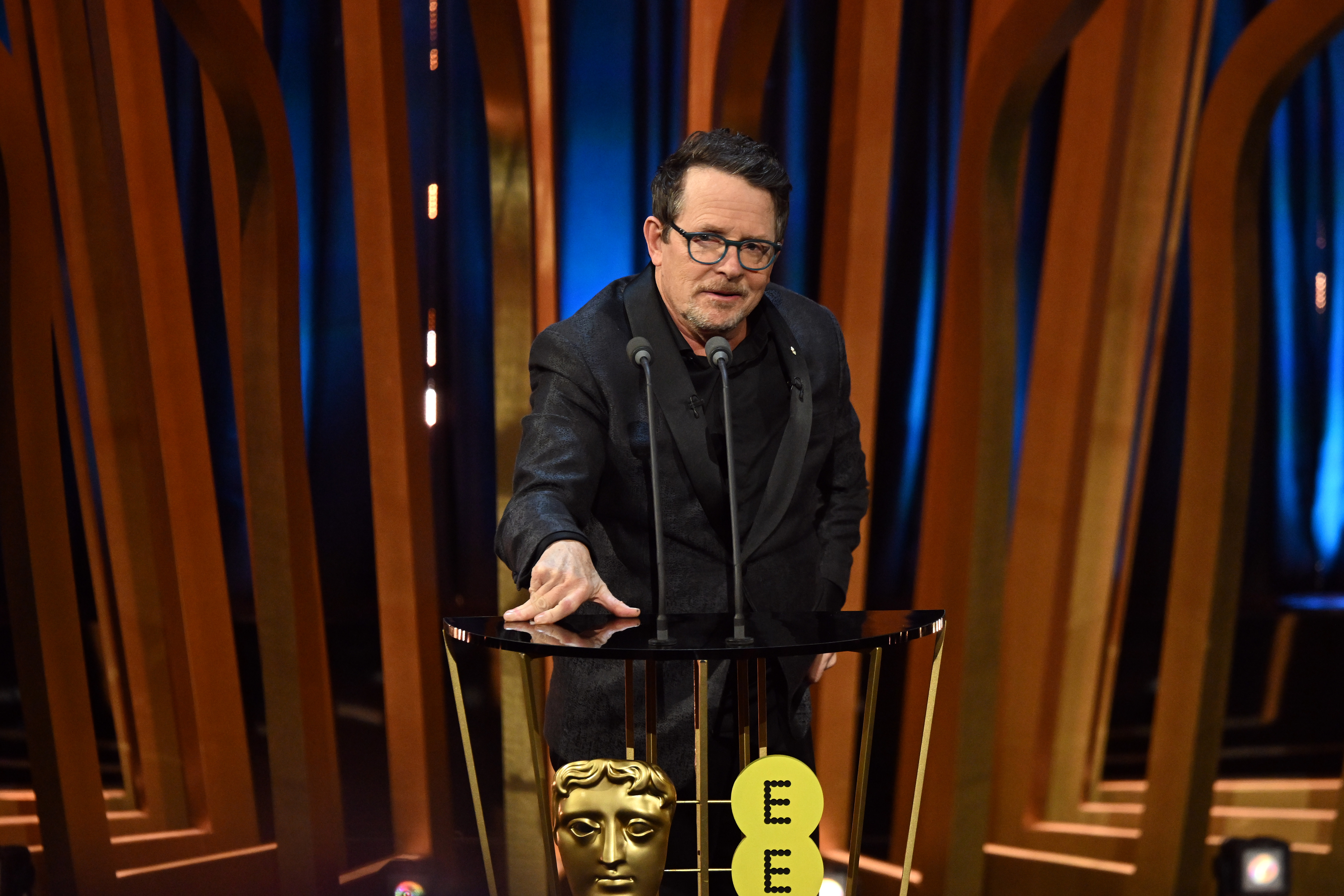Michael J Fox présente le prix du meilleur film sur scène lors des EE BAFTA Film Awards au Royal Festival Hall de Londres, en Angleterre, le 18 février 2024. | Source : Getty Images