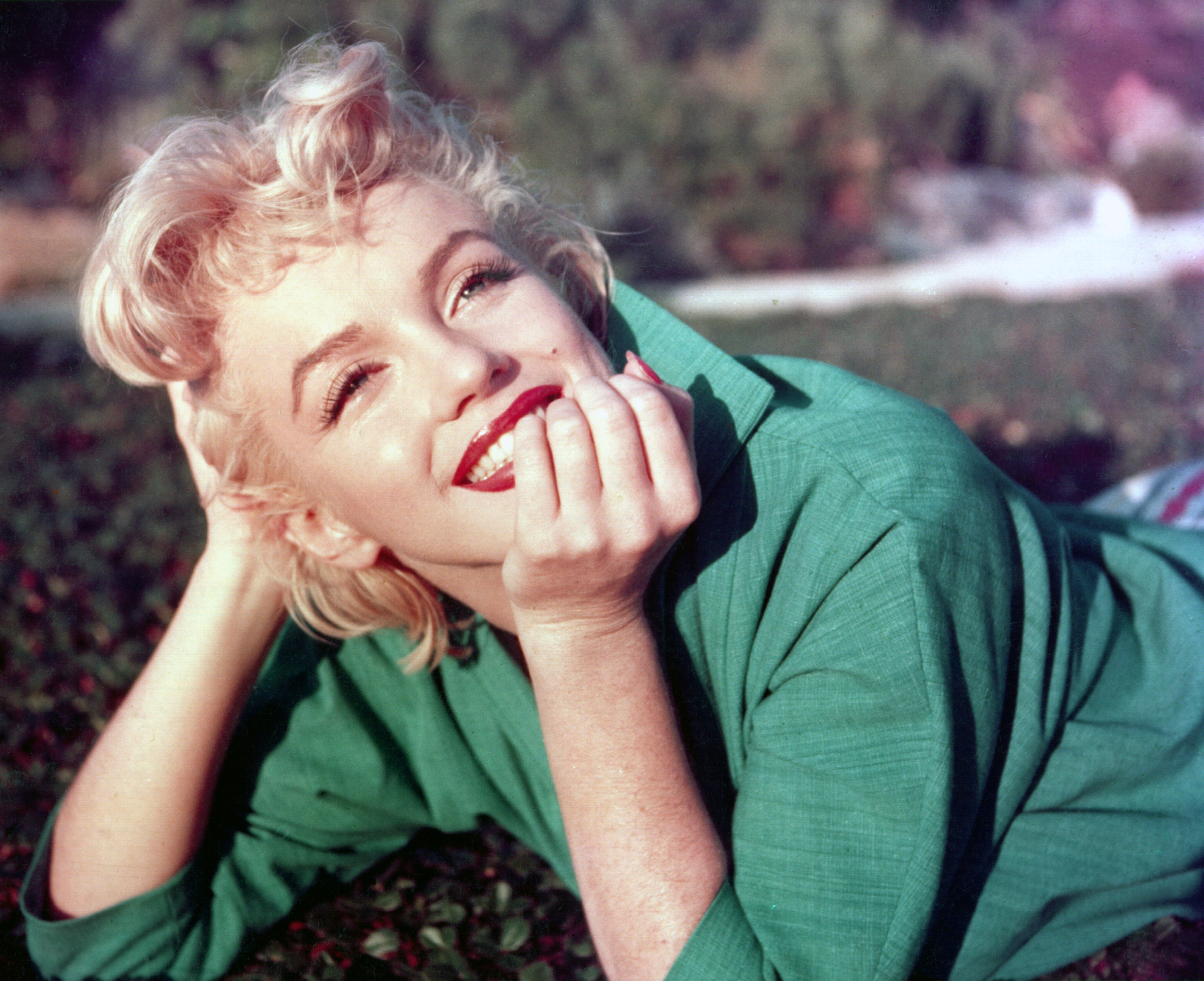 Marilyn Monroe pose pour un portrait en 1954 à Palm Springs, Californie | Source : Getty Images
