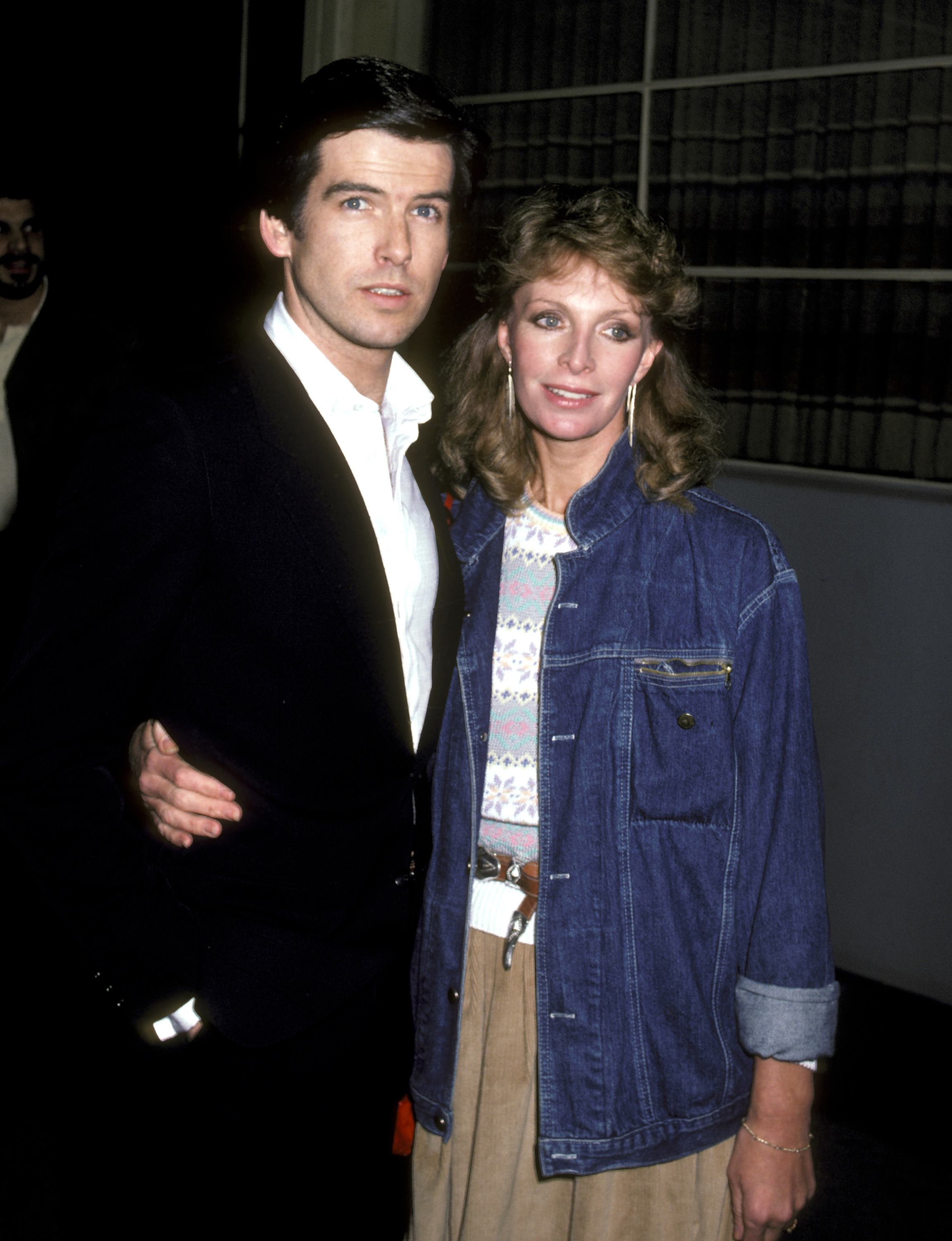 Pierce Brosnan et Cassandra Harris lors de la projection de "L'année de la vie dangereuse" à Los Angeles le 26 janvier 1983. | Source : Getty Images